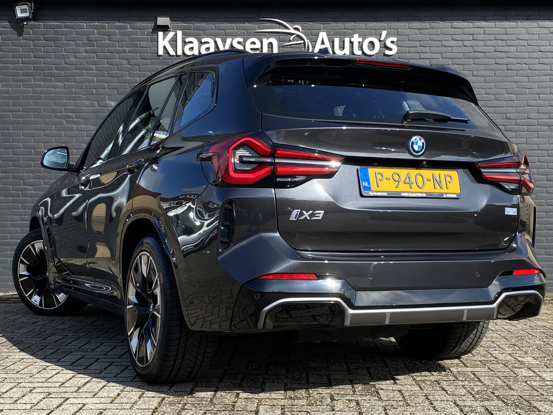 BMW iX3 M Sport High Executive 80 kWh | 1e eigenaar | dealer onderhouden | panoramadak | leder interieur | SOH accu 99.5%