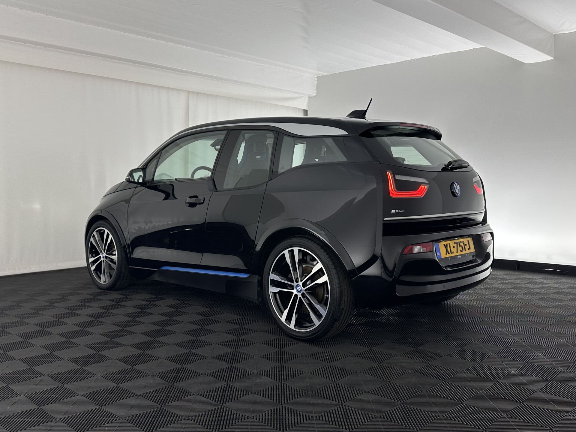 BMW i3 Basis 120Ah Sport 42 kWh [ 3-Fase-11kW ] {SOH-100%} (INCL-BTW) *HEATPUMP | FULL-LED | NAVI-FULLMAP | KEYLESS | COMFORTSEATS | ECC | CCS-FASTLOADER | PDC | DIGI-COCKPIT | CRUISE | 20''ALU*