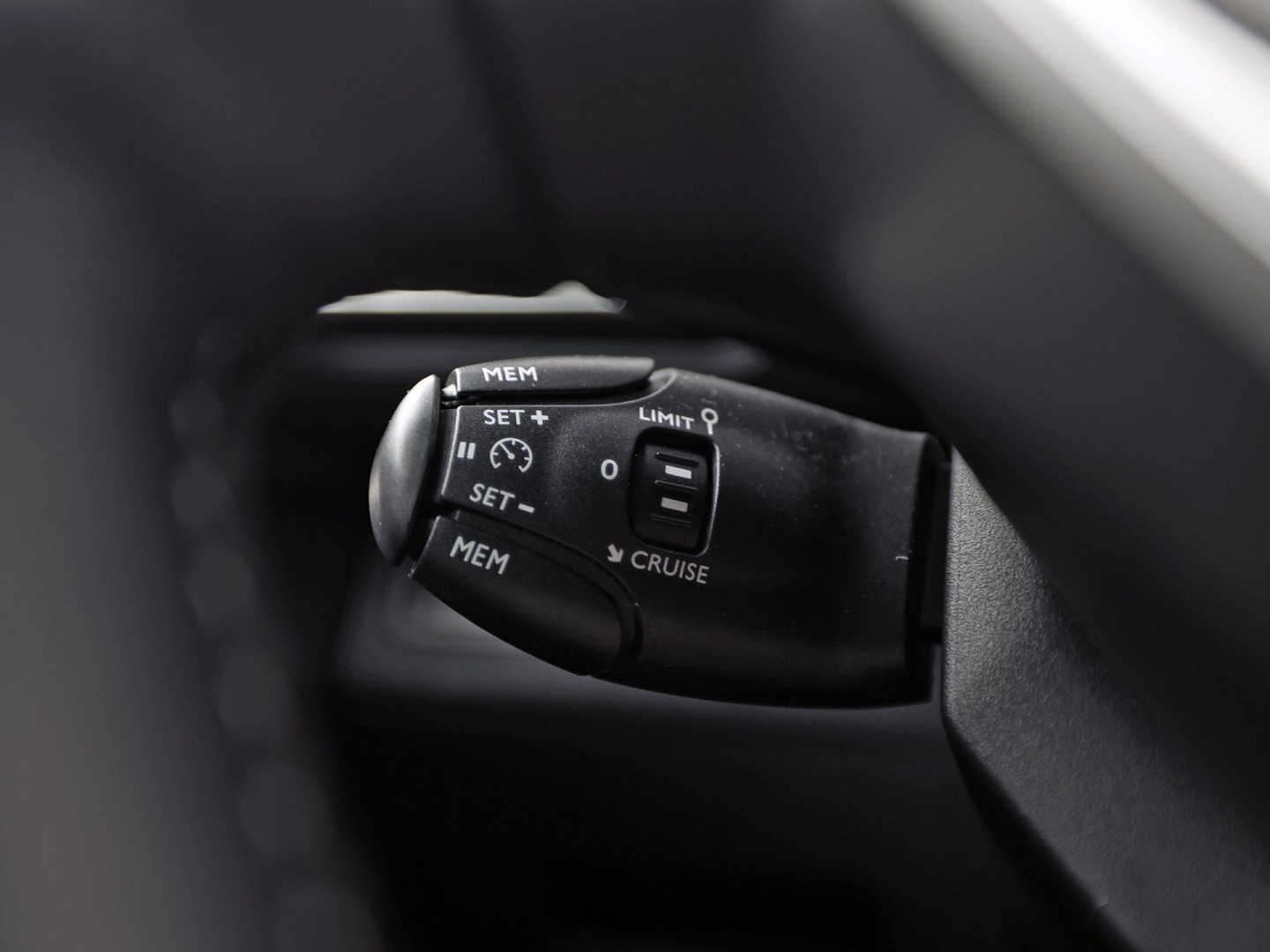 Peugeot 5008 1.2 PureTech GT-Line 7 Persoons Automaat 131Pk (GROOT NAVI, APPLE CARPLAY, 360 CAMERA, SPORTSTOELEN, KEYLESS, VIRTUAL DASHBOARD, LM VELGEN, NIEUWE APK)
