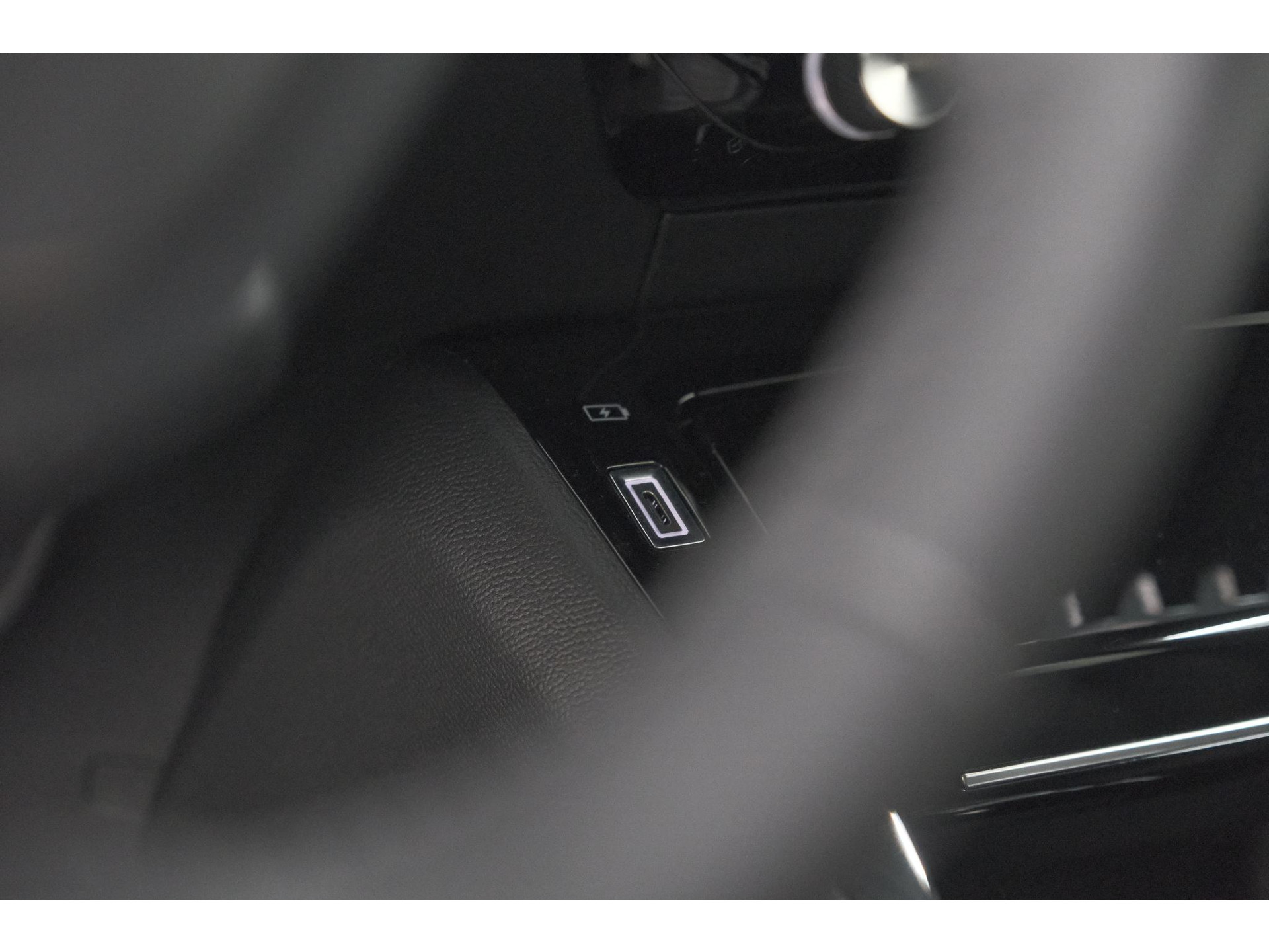 Peugeot e-2008 EV Allure Avantage 54 kWh | SOH 97,8% | 11 KW Lader | Apple Carplay | Parkeersensoren