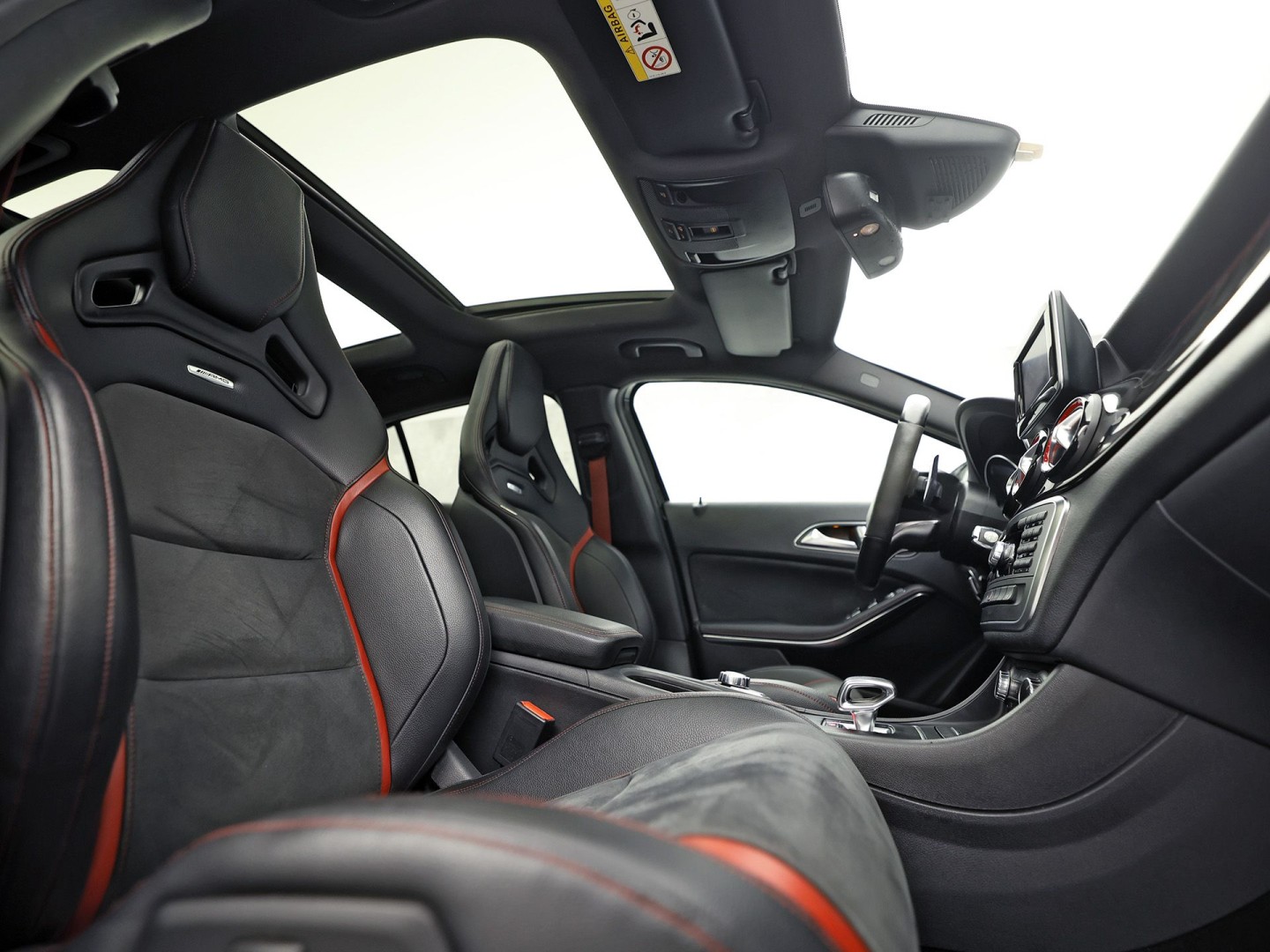 Mercedes-Benz GLA AMG 45 4MATIC Automaat 360Pk (PANORAMAKDAK, NAVIGATIE, MEMORY SEATS, KUIPSTOELEN, STOELVERWARMING, SPOILER, NIEUWE APK, NIEUWSTAAT)