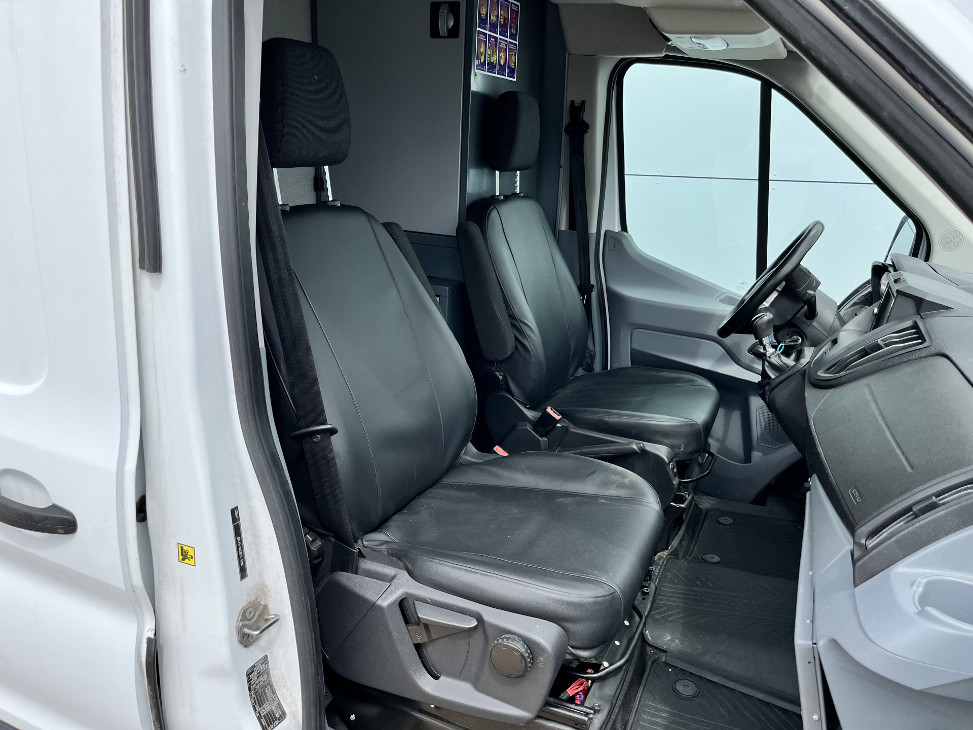 Ford Transit 2.0 TDCI 130PK L2H2 Airco Cruise Control Parkeersensoren Stoelverwarming Zwaailampen Kastwand Inbouw