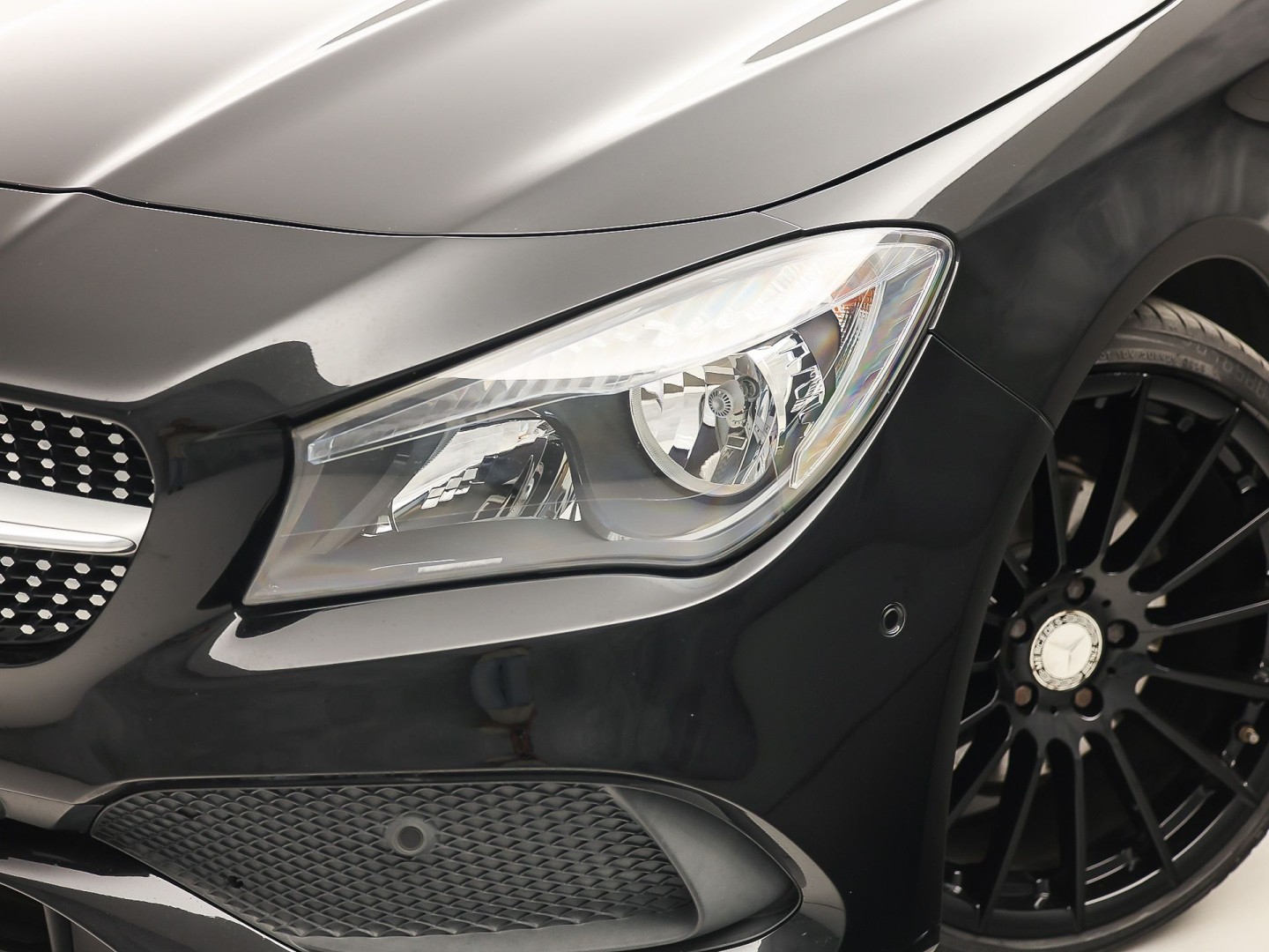 Mercedes-Benz CLA-Klasse 200 AMG Sport 156Pk Automaat (PANORAMADAK, GROOT NAVI, LEDER, STOELVERWARMING, SPORTSTOELEN, PARKEERSENSOREN, CRUISE, NIEUWSTAAT)