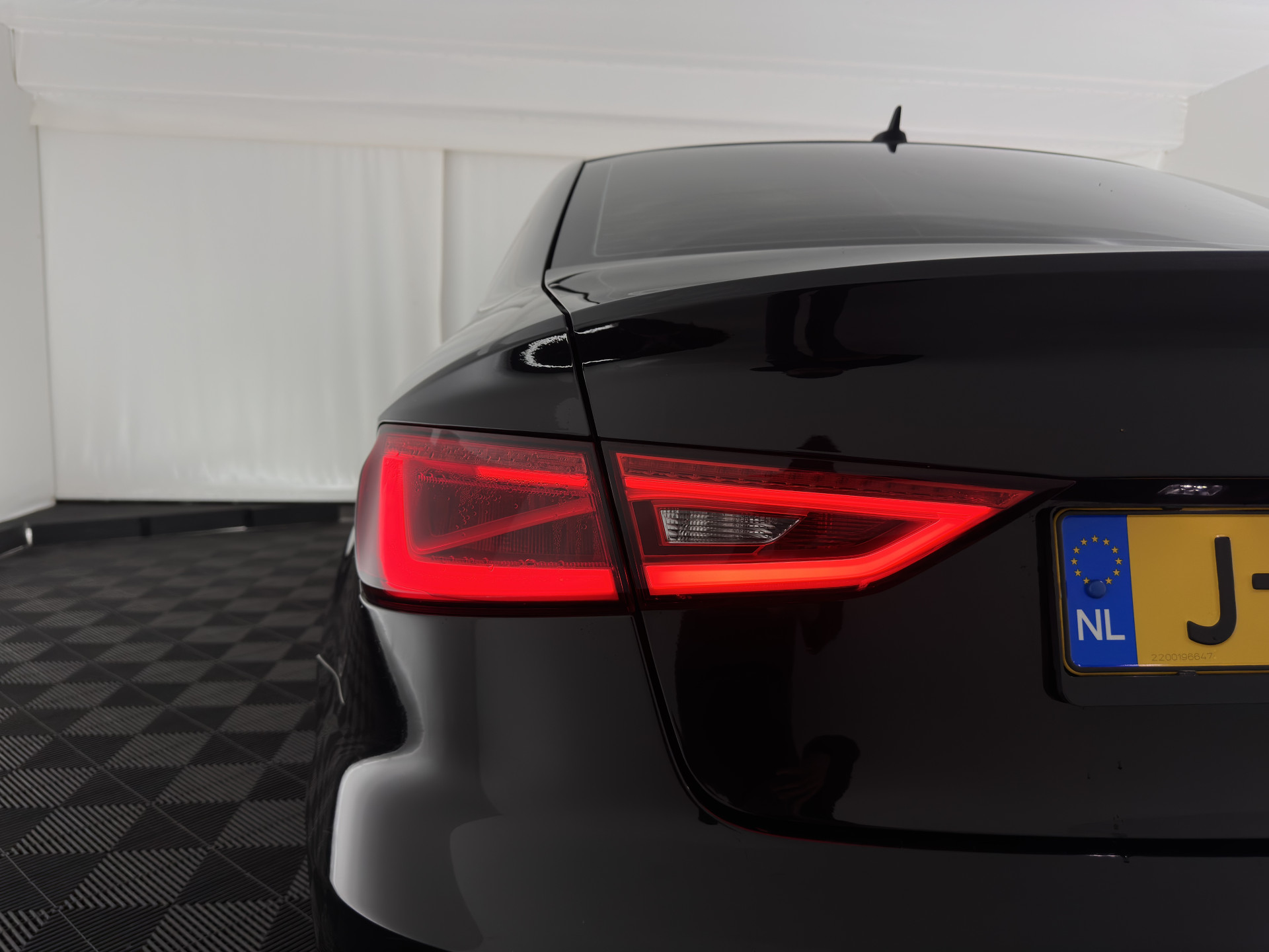 Audi A3 Limousine 1.6 TDI S-Line Ambition Sport Edition *XENON | NAVI-FULLMAP | COMFORT-SEATS | PRIVACY-GLASS | ECC | PDC | CRUISE | 18''ALU*