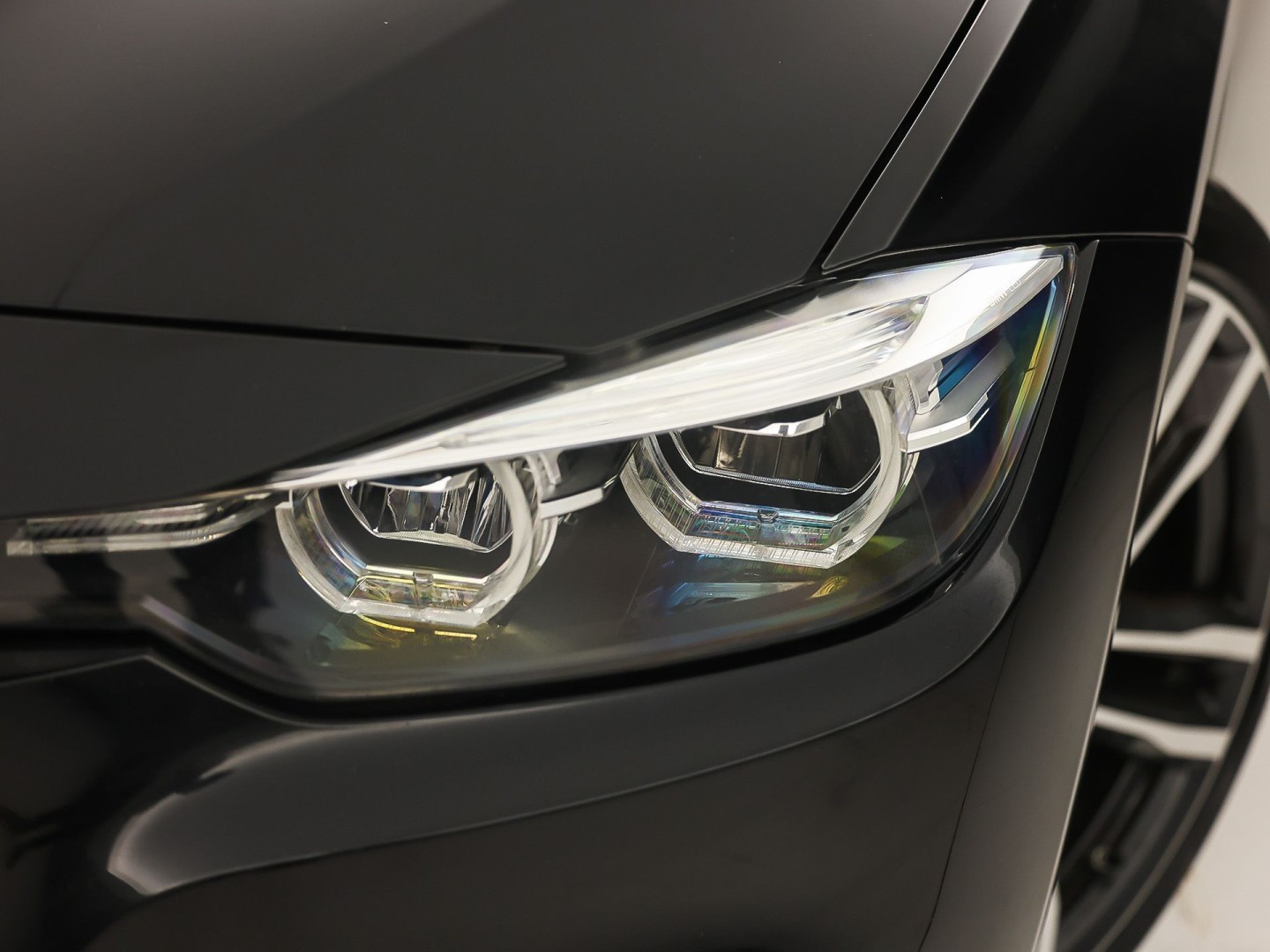 BMW 3 Serie 318i M Sport High Executive Automaat (VIRTUAL COCKPIT, M PAKKET, GROOT NAVI, STOELVERWARMING, SPORT AUTOMAAT, SPORTSTOELEN, TREKHAAK, GETINT GLAS, PARKEERSENSOREN, NIEUWSTAAT)