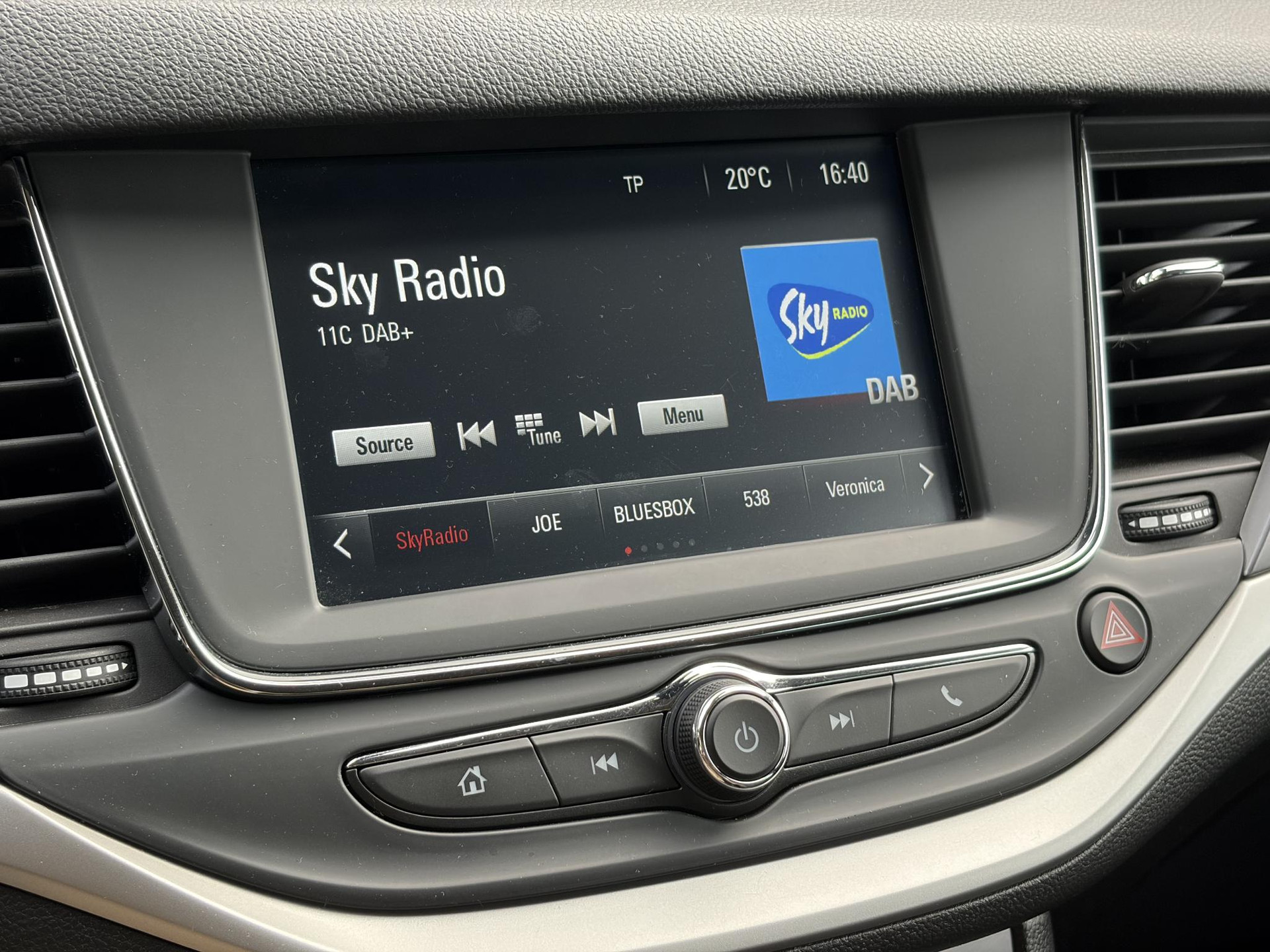 Opel Astra Sports Tourer 1.2 Business Executive ✓1e Eigenaar✓146pk✓Camera✓Trekhaak✓Carplay✓Airco✓Cruise✓Pdc V+A✓Lm velgen✓Comfortstoelen✓6 Bak✓N.A.P✓Nieuwe Apk bij Aflevering