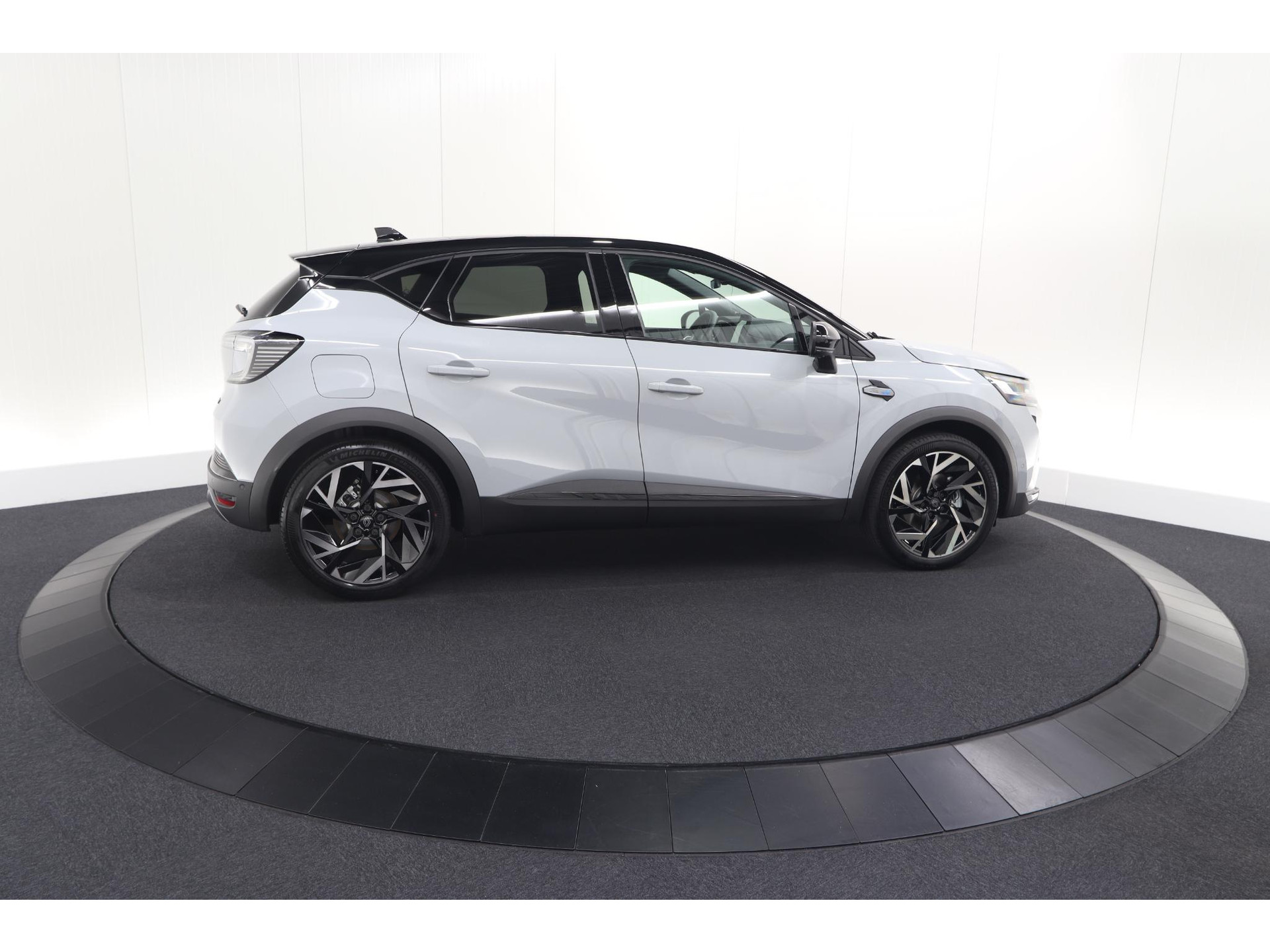 Renault Captur 1.8 E-Tech full hybrid 160 esprit Alpine | 360 Camera | Adaptieve Cruise Control | Dodehoekdetectie | Stuurwielverwarming