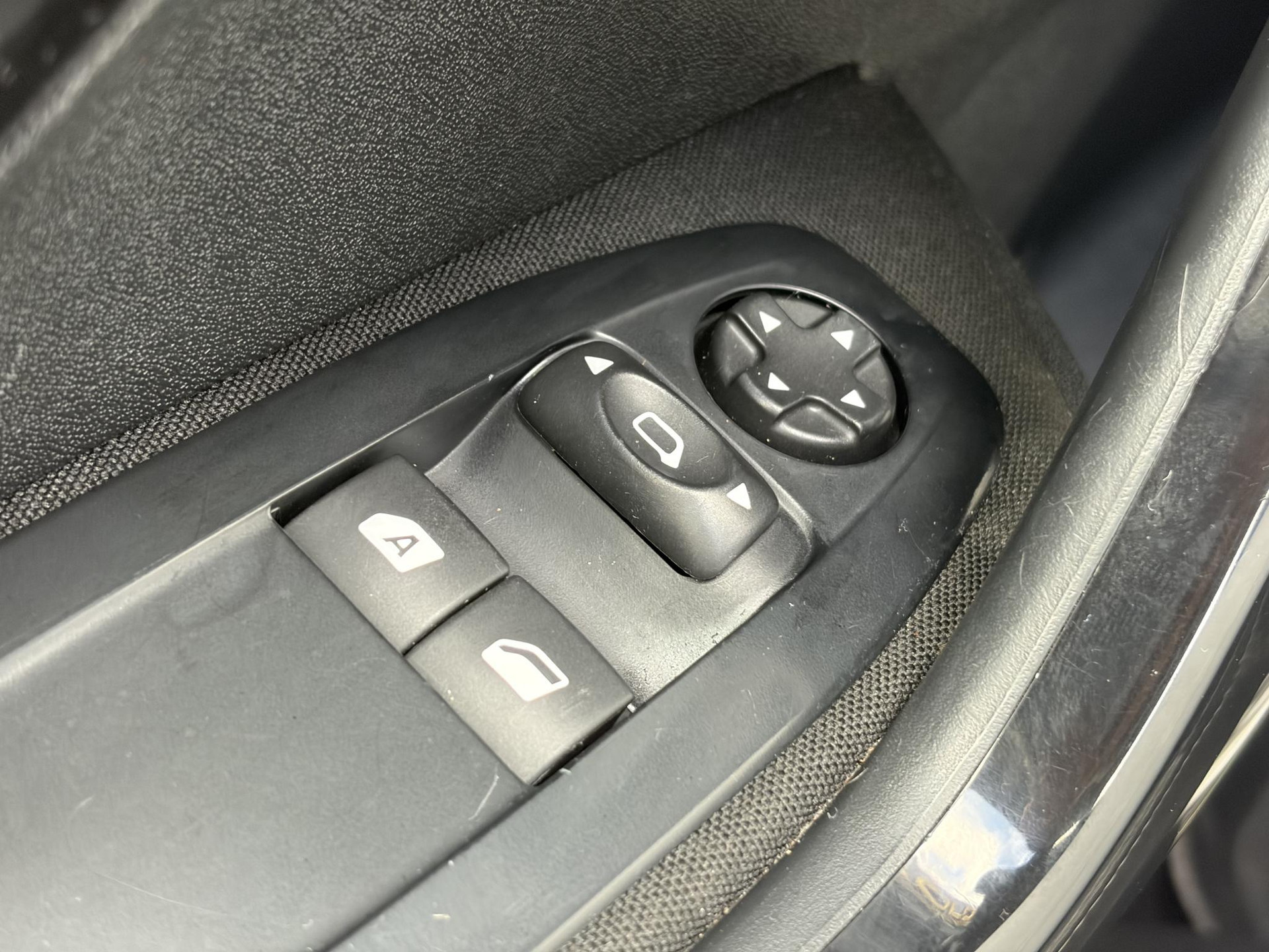 Peugeot 208 1.2 PureTech Blue Lion ✓Nieuwe D-riem✓Afn.Trekhaak✓Carplay✓Navi✓Airco✓Cruise✓Pdc✓2e Eigenaar✓Weinig Km✓5 Deurs✓N.A.P✓Apk tot 08-2027