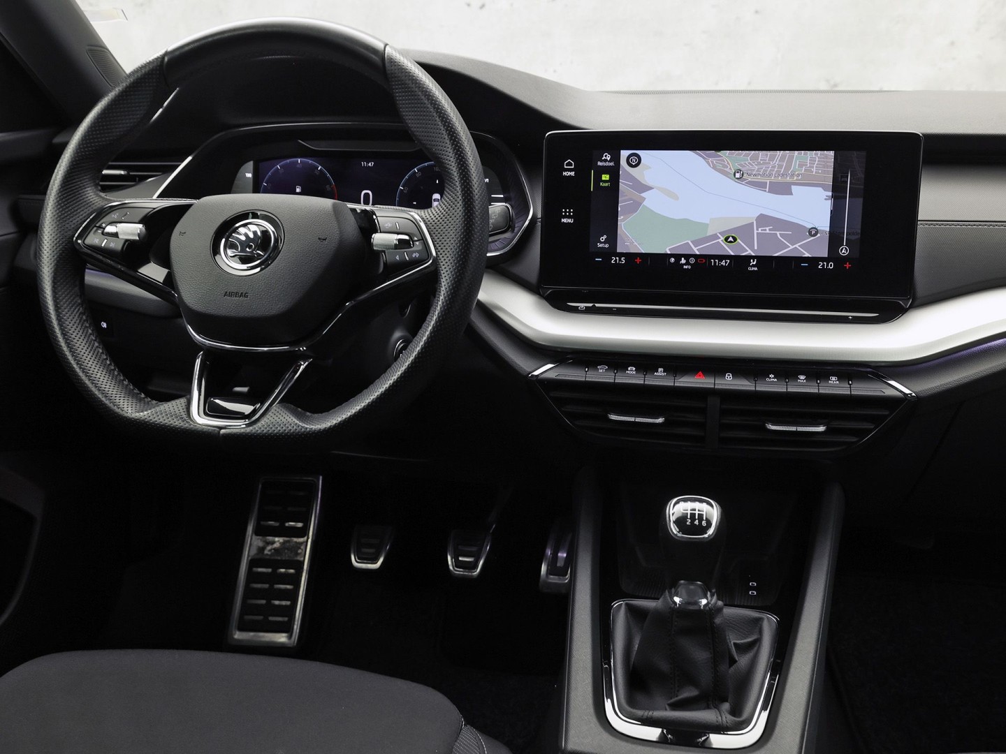 Škoda Octavia Combi 1.0 TSI Sport (KUIPSTOELEN, 1e EIGENAAR, APPLE CARPLAY, GROOT NAVI, GETINT GLAS, ZWART HEMEL, KEYLESS, NIEUWSTAAT)