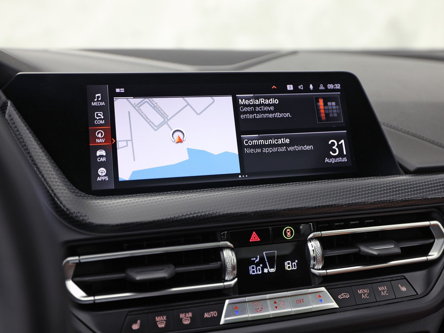 BMW 1 Serie 118i M Sport Automaat (PANORAMADAK, M PAKKET, DEALER ONDERHOUDEN, STUUR/STOELVERWARMING, CAMERA, BRUIN LEDER, SPOILER, BLACK PACK, SFEERVERLICHTING, NIEUWSTAAT)