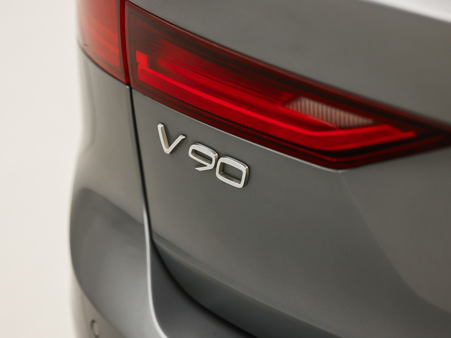 Volvo V90 2.0 T4 R-Design Automaat 190Pk (PANORAMADAK, HARMAN/KARDON, MEMORY SEATS, APPLE CARPLAY, GETINT GLAS, CAMERA, STOELVERWARMING, LEDER, NIEUWE APK, NIEUWSTAAT)