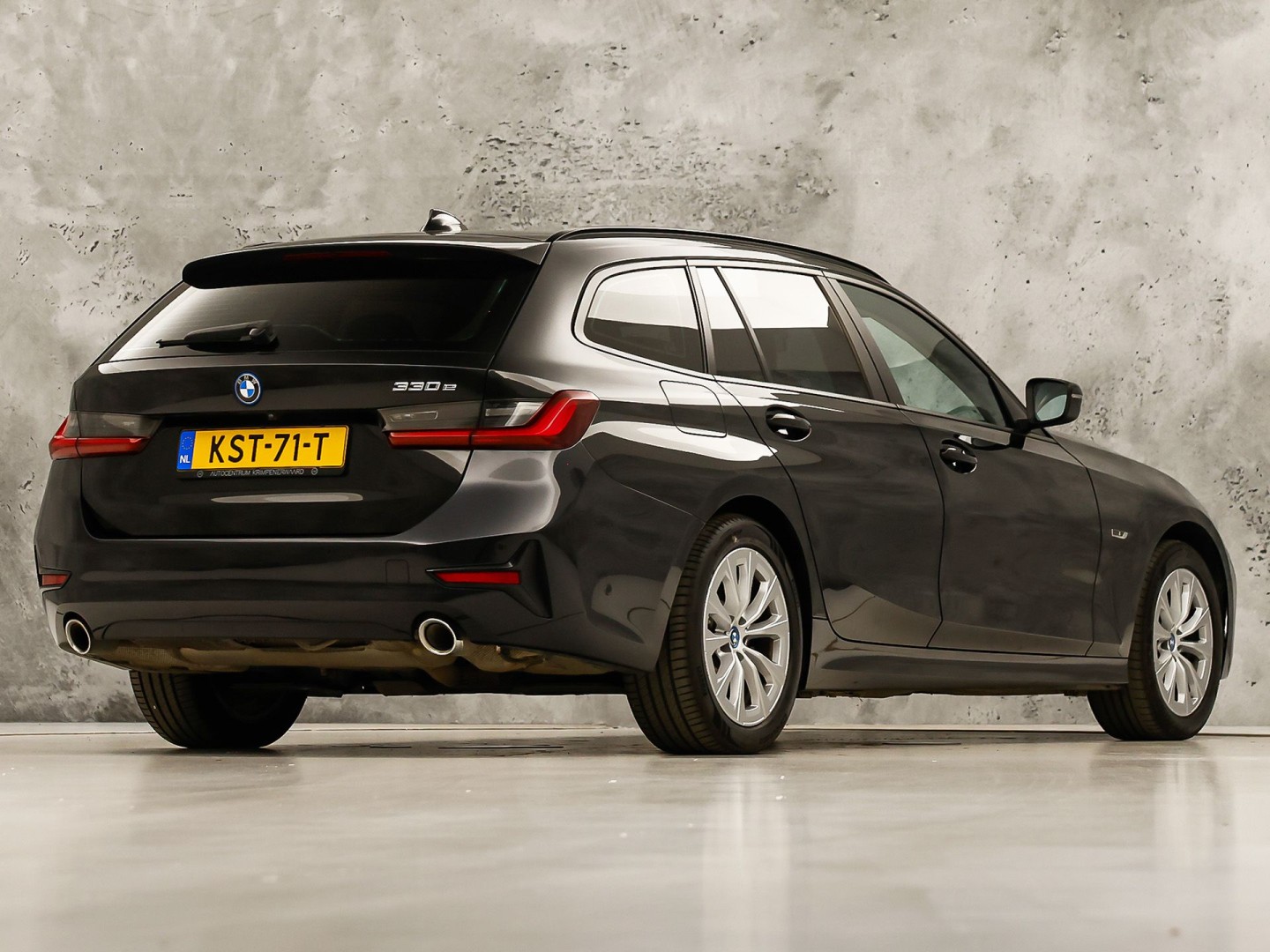 BMW 3-serie Touring 330e Sport 292Pk Automaat (APPLE CARPLAY, SOH 90,2%, GROOT NAVI, COGNAC LEDER, CAMERA, STOELVERWARMING, SFEERVERLICHTING, ELEK ACHTERKLEP, GETINT GLAS, NIEUWSTAAT)