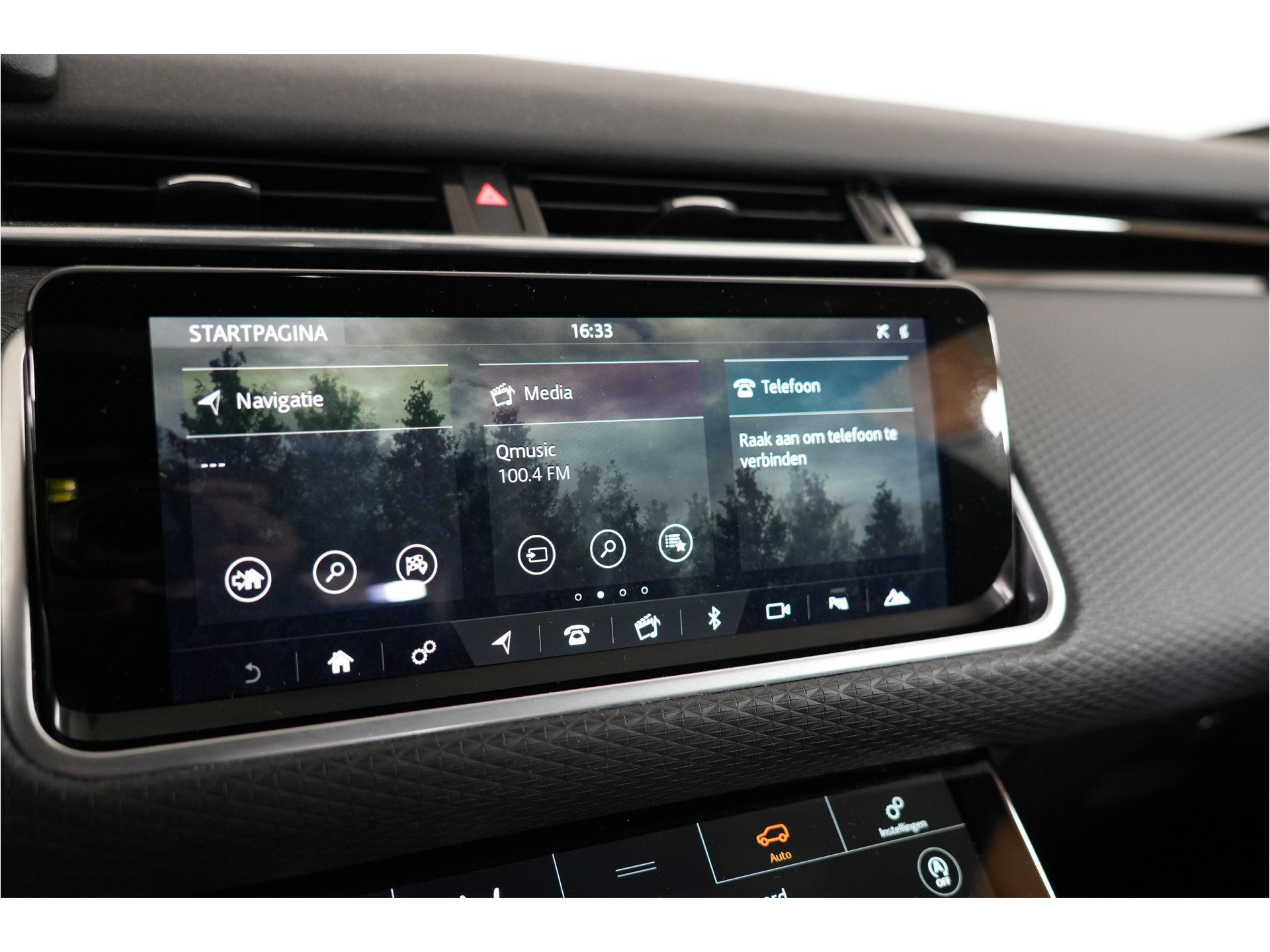 Land Rover Range Rover Velar 2.0 I4 Turbo 300 pk AWD R-Dynamic SE | Pano | Trekhaak | El. Stl. verst. | Massage | Leder | Inparkeer |e | Stl. verw. |