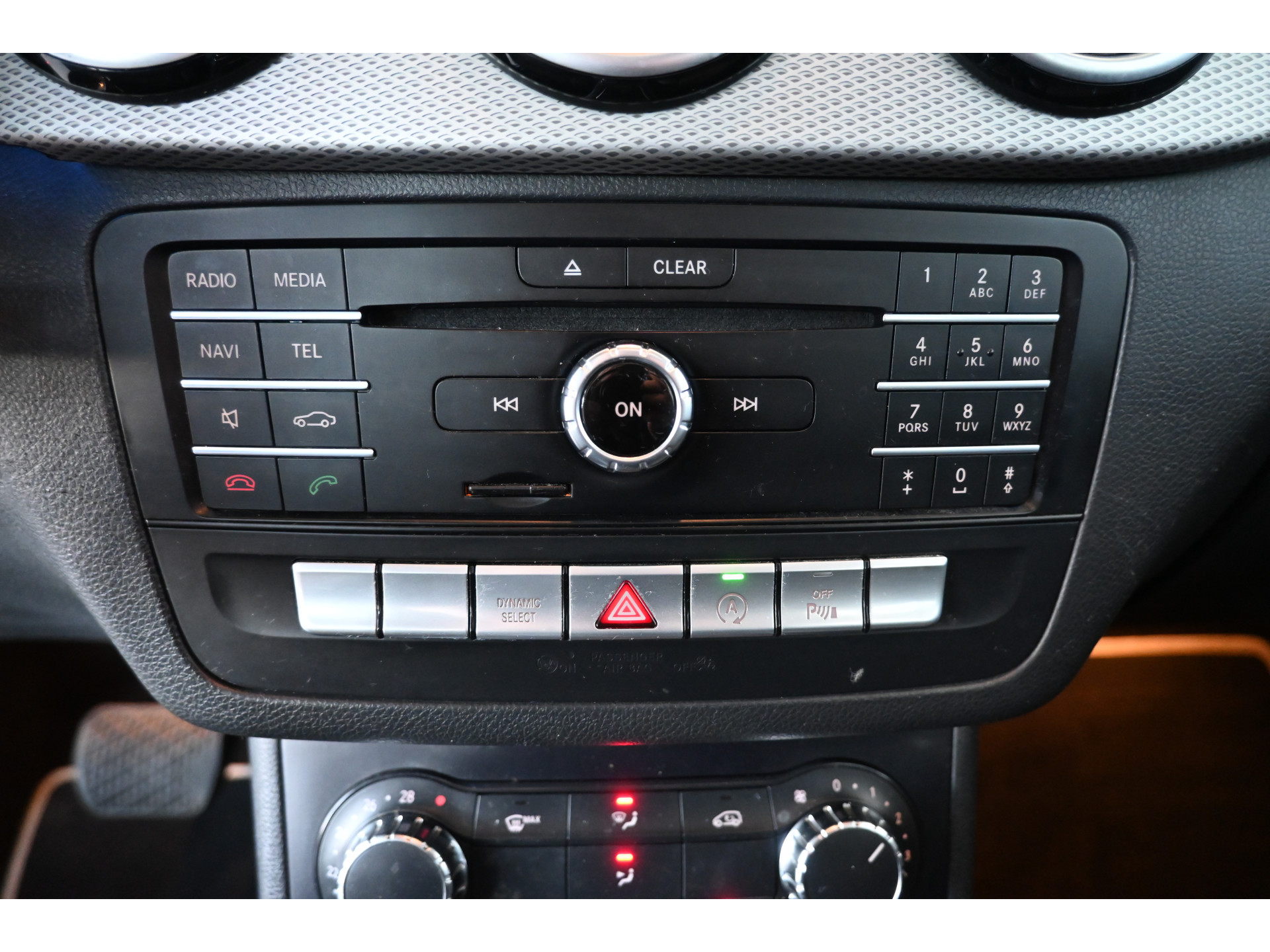 Mercedes-Benz B-klasse 180 Ambition Automaat Cruise Airco Navigatie Trekhaak Panoramdak 1e Eigenaar Inruil Mogelijk!