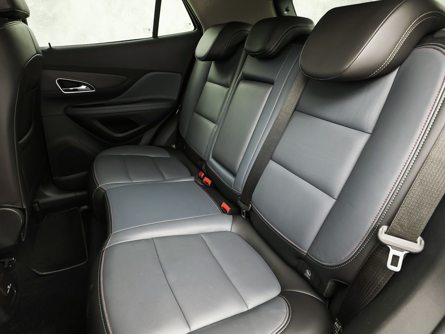 Opel Mokka 1.4 T Cosmo Sport 140Pk (SCHUIFDAK, NAVIGATIE, CLIMATE, STUUR/STOELVERWARMING, SPORTSTOELEN, GETINT GLAS, CAMERA, NIEUWSTAAT)