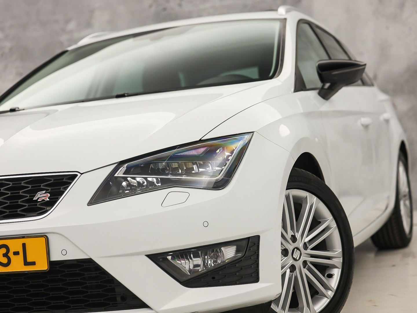 SEAT Leon 1.4 TSI FR Sport 150Pk Automaat (PANORAMADAK, NAVIGATIE, CLIMATE, STOELVERWARMING, SPORTSTOELEN, LED KOPLAMPEN, CRUISE, PARKEERSENSOREN, NIEUWSTAAT)