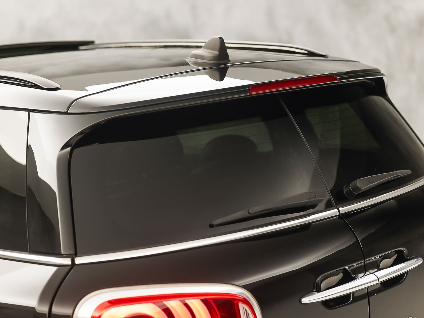 MINI Clubman 1.5 Chili Black Sport Automaat (PANORAMADAK, NAVIGATIE, LEDEREN SPORTSTOELEN, STOELVERWARMING, CRUISE, CLIMATE, ZWART HEMEL, NIEUWE APK)