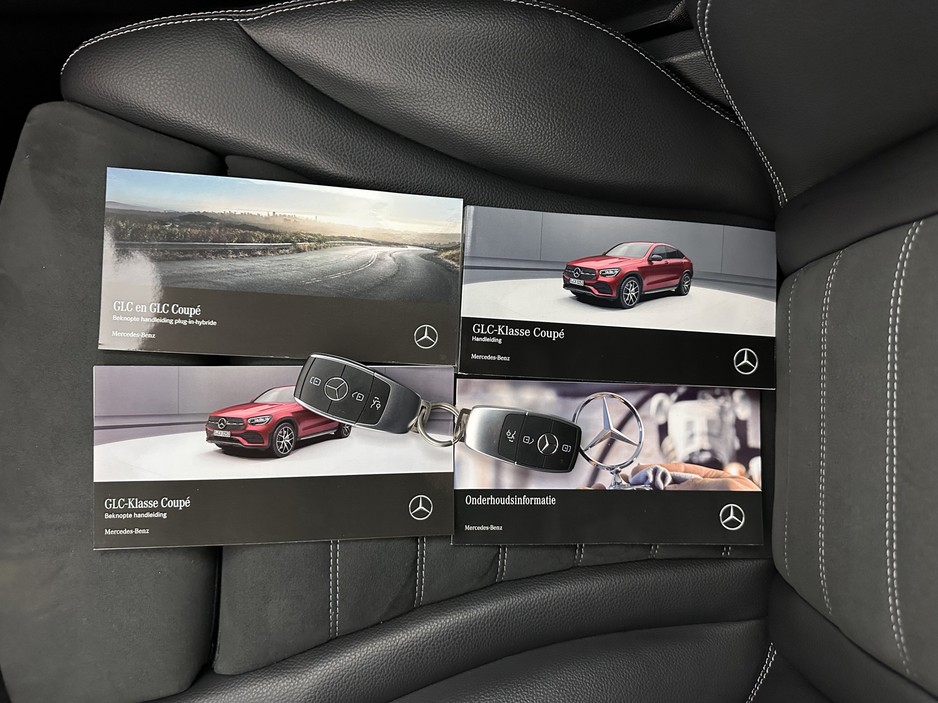 Mercedes-Benz GLC-klasse Coupé 300de 4MATIC Business Solution AMG (Plug-in) (INCL.BTW) *LEATHER-FABRIC | FULL-LED | CAMERA | HEATED-SPORTSEATS | NAVI-FULLMAP | PRIVACYGLASS | SHIFTPADDLES | DAB+ | ECC | PDC | CRUISE | 19''ALU*