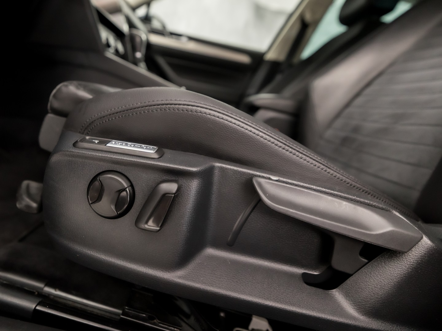 Volkswagen Passat Variant 1.4 TSI ACT Highline R 150Pk Automaat (VIRTUAL COCKPIT, APPLE CARPLAY, BLACK PACK, CAMERA, STOELVERWARMING, LEDER/ALCANTARA, GETINT GLAS, KEYLESS, ADAPTIVE CRUISE, NIEUWSTAAT)