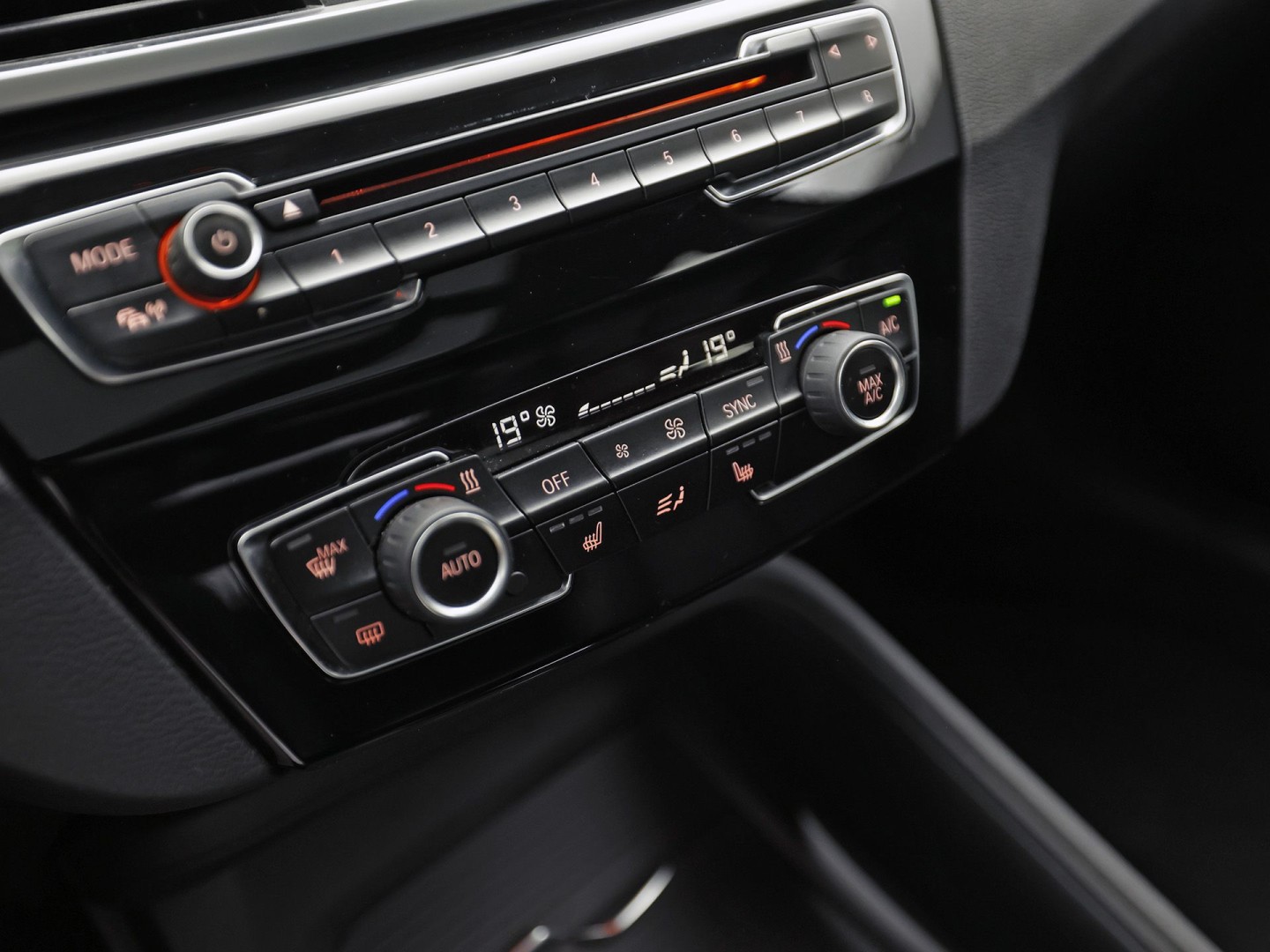 BMW X1 sDrive18i Sport High Executive 140Pk Automaat (PANORAMADAK, GROOT NAVI, MEMORY SEAT, LEDER, CAMERA, SPORTSTOELEN, TREKHAAK, STOELVERWARMING, NIEUWSTAAT)