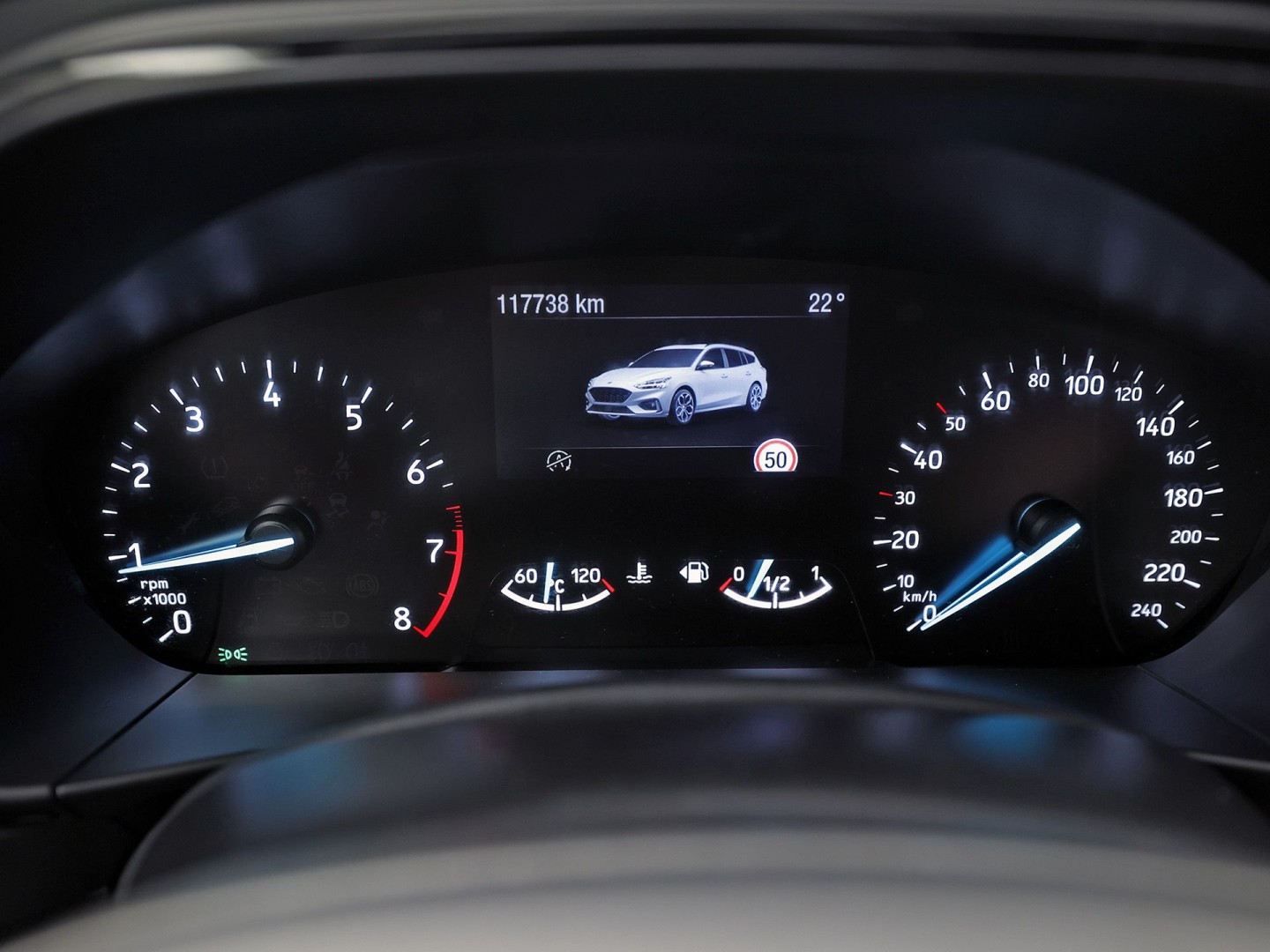 Ford Focus Wagon 1.0 EcoBoost ST Line (APPLE CARPLAY, GROOT NAVI, STUUR/STOELVERWARMING, KEYLESS, GETINT GLAS, SPORTSTOELEN, CRUISE, PARKEERSENSOREN, NIEUWSTAAT)