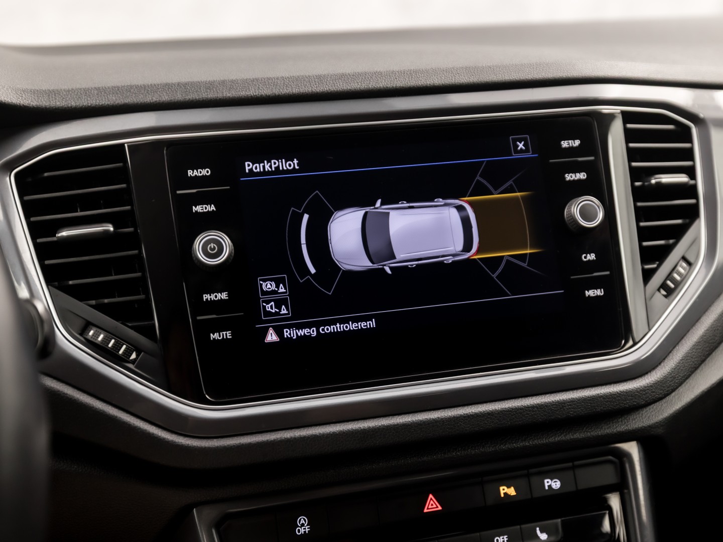 Volkswagen T-Roc 1.0 TSI Sport (APPLE CARPLAY, GROOT NAVI, STOELVERWARMING, GETINT GLAS, SPORTSTOELEN, ADAPTIVE CRUISE, PARKEERSENSOREN, NIEUWSTAAT)