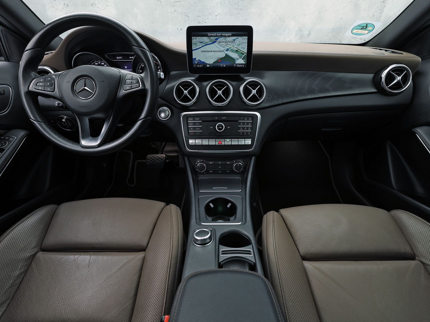 Mercedes-Benz GLA-klasse 250 4Matic Premium AMG Sport 211Pk Automaat (PANORAMADAK, MEMORY SEATS, GROOT NAVI, CAMERA, TREKHAAK, SPORTSTOELEN, GETINT GLAS, BRUIN LEDER, STOELVERWARMING, NIEUWSTAAT)