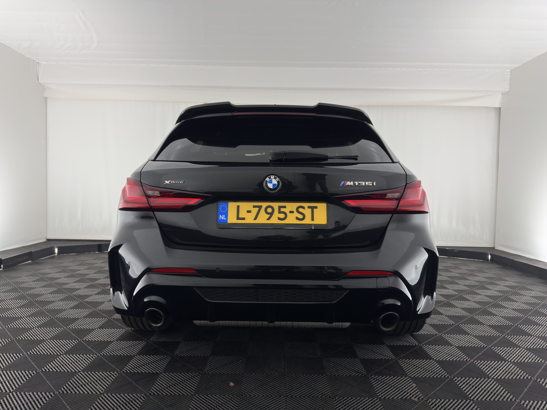 BMW 1-serie M135i xDrive M-Sportpack High Executive Aut. *ALCANTARA-MICROFIBRE | FULL-LED | HEATED-SPORTSEATS | SHIFT-PADDLES | DIGI-COCKPIT | HEAD-UP | NAVI-FULLMAP | DAB+ | PRIVACY-GLASS | AMBIENT-LIGHT | CARBON-INLAY | CARPLAY | 19''ALU*