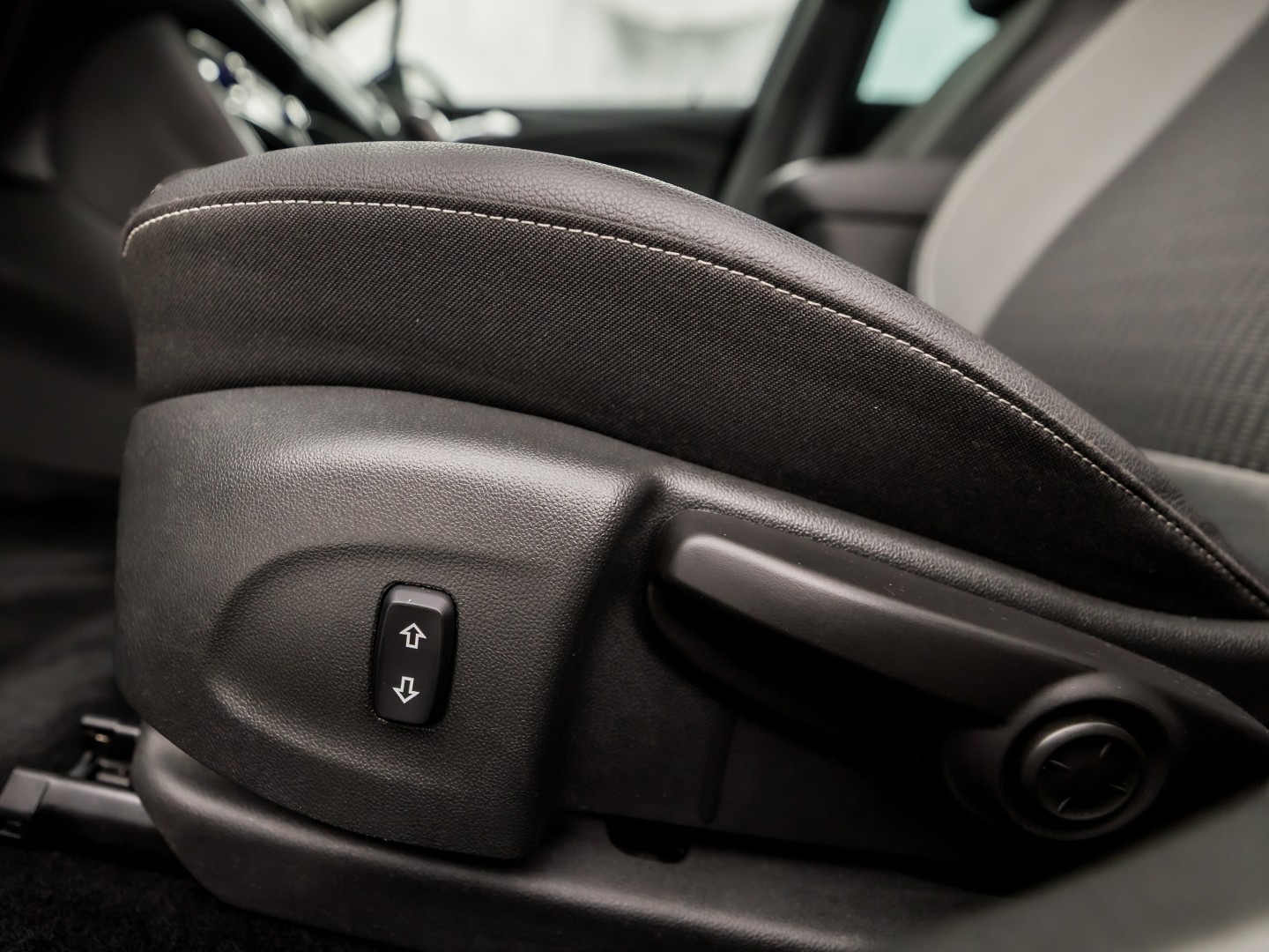 Opel Astra Sports Tourer 1.2 Innovation Sport (APPLE CARPLAY, DIGITALE COCKPIT, GROOT NAVI, CLIMATE, CAMERA, TREKHAAK, SPORTSTOELEN, GETINT GLAS, KEYLESS, ADAPTIVE CRUISE, NIEUWSTAAT)