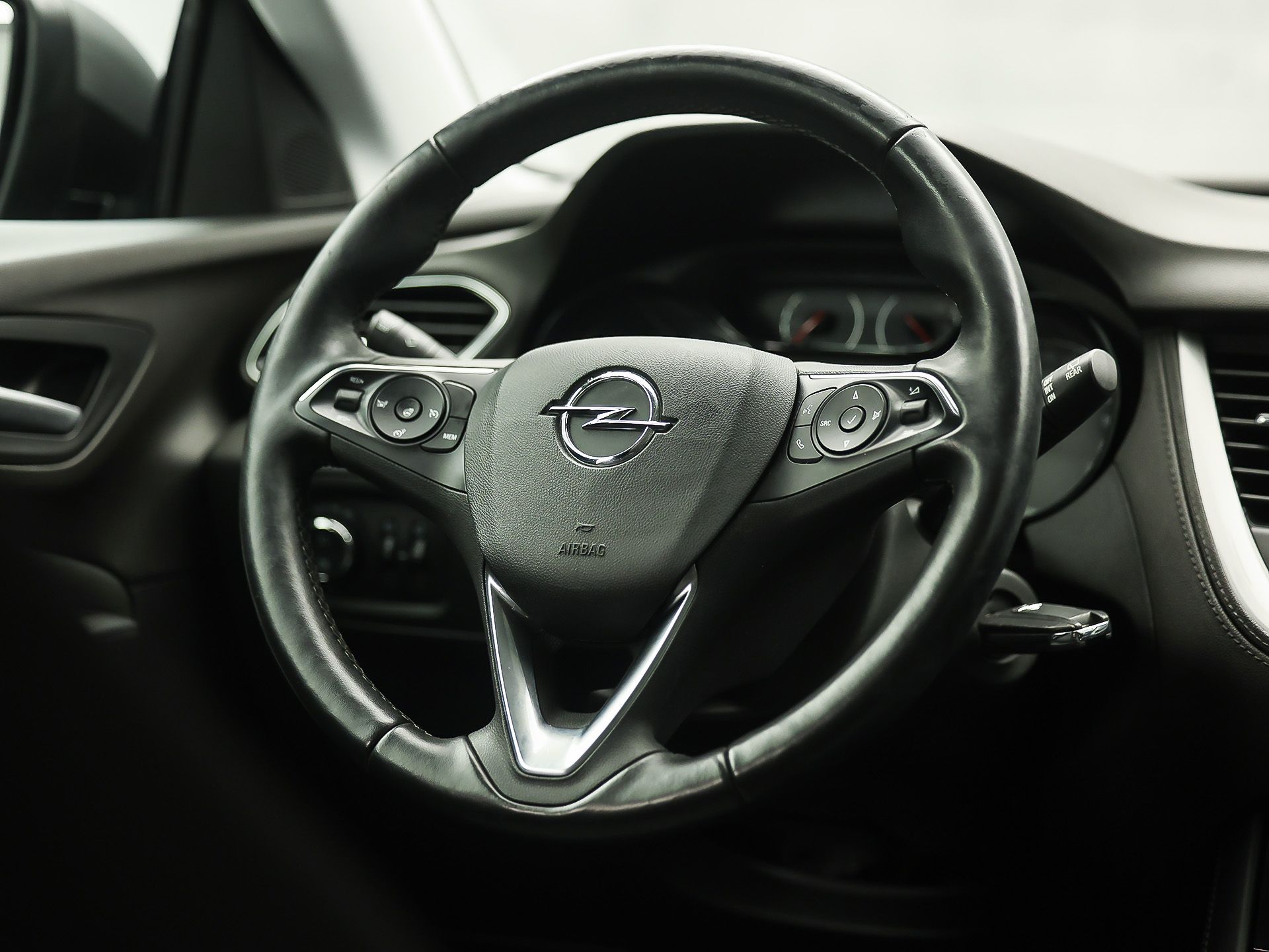 Opel Grandland X 1.2 Turbo Sport Automaat (APPLE CARPLAY, GROOT NAVI, CLIMATE, STUUR/STOELVERWARMING, SPORTSTOELEN, PARKEERSENSOREN, GETINT GLAS, CRUISE, NIEUWSTAAT)