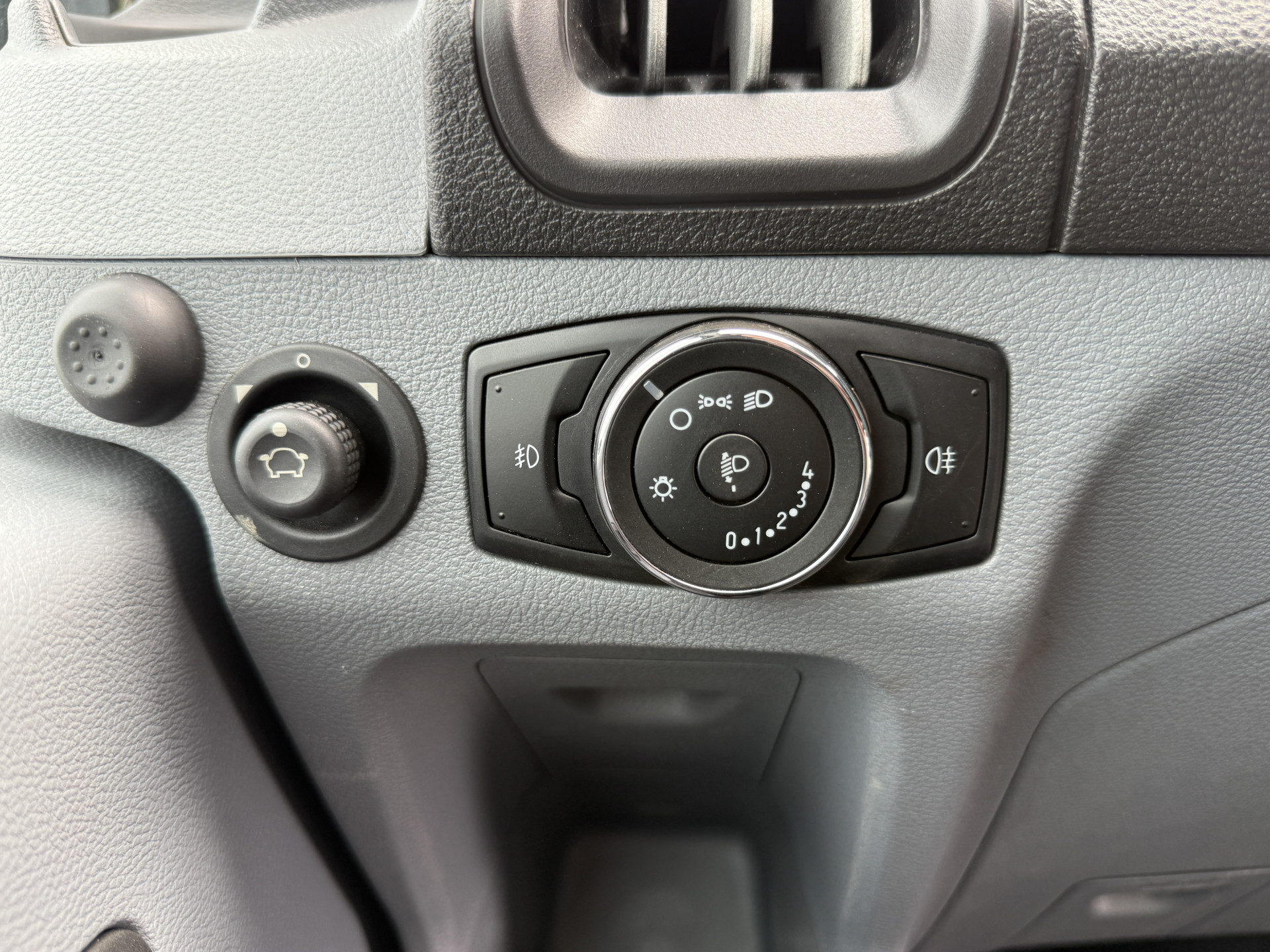 Ford Transit 2.0 TDCI 130PK L2H2 Airco Cruise Control Parkeersensoren Stoelverwarming Zwaailampen Kastwand Inbouw
