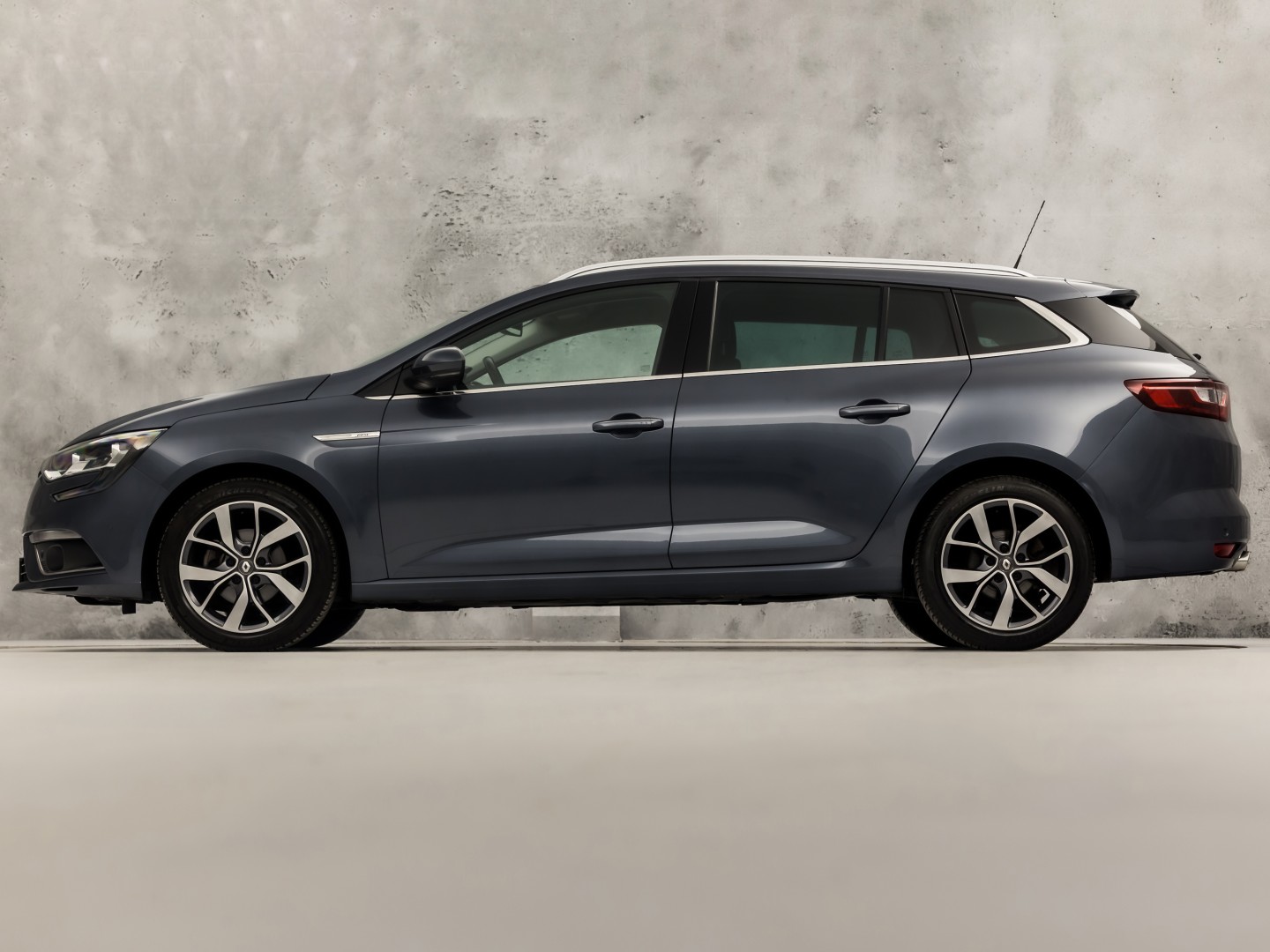 Renault Mégane Estate 1.2 TCe Bose Sport (APPLE CARPLAY, NAVIGATIE, LEDER, CAMERA, GETINT GLAS, SPORTSTOELEN, PARKEERSENSOREN, CRUISE, NIEUWSTAAT)