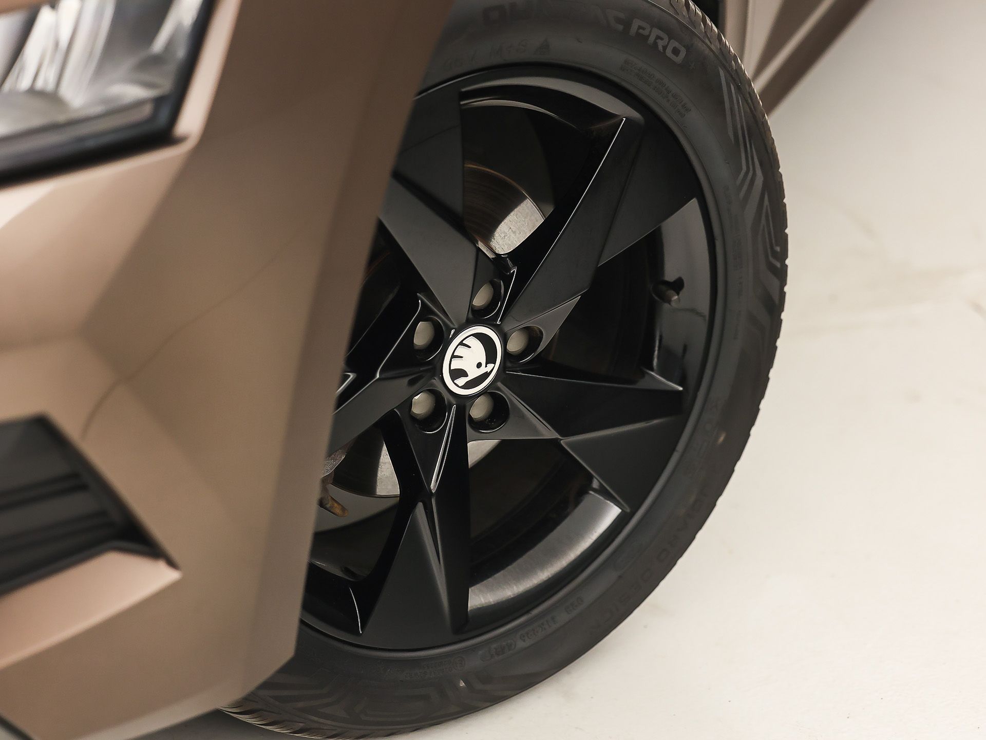 Škoda Kamiq 1.0 TSI Ambition Sport Automaat (APPLE CARPLAY, GROOT NAVI, CLIMATE, GETINT GLAS, STOELVERWARMING, SPORTSTOELEN, PARKEERSENSOREN, GETINT GLAS, NIEUWSTAAT)