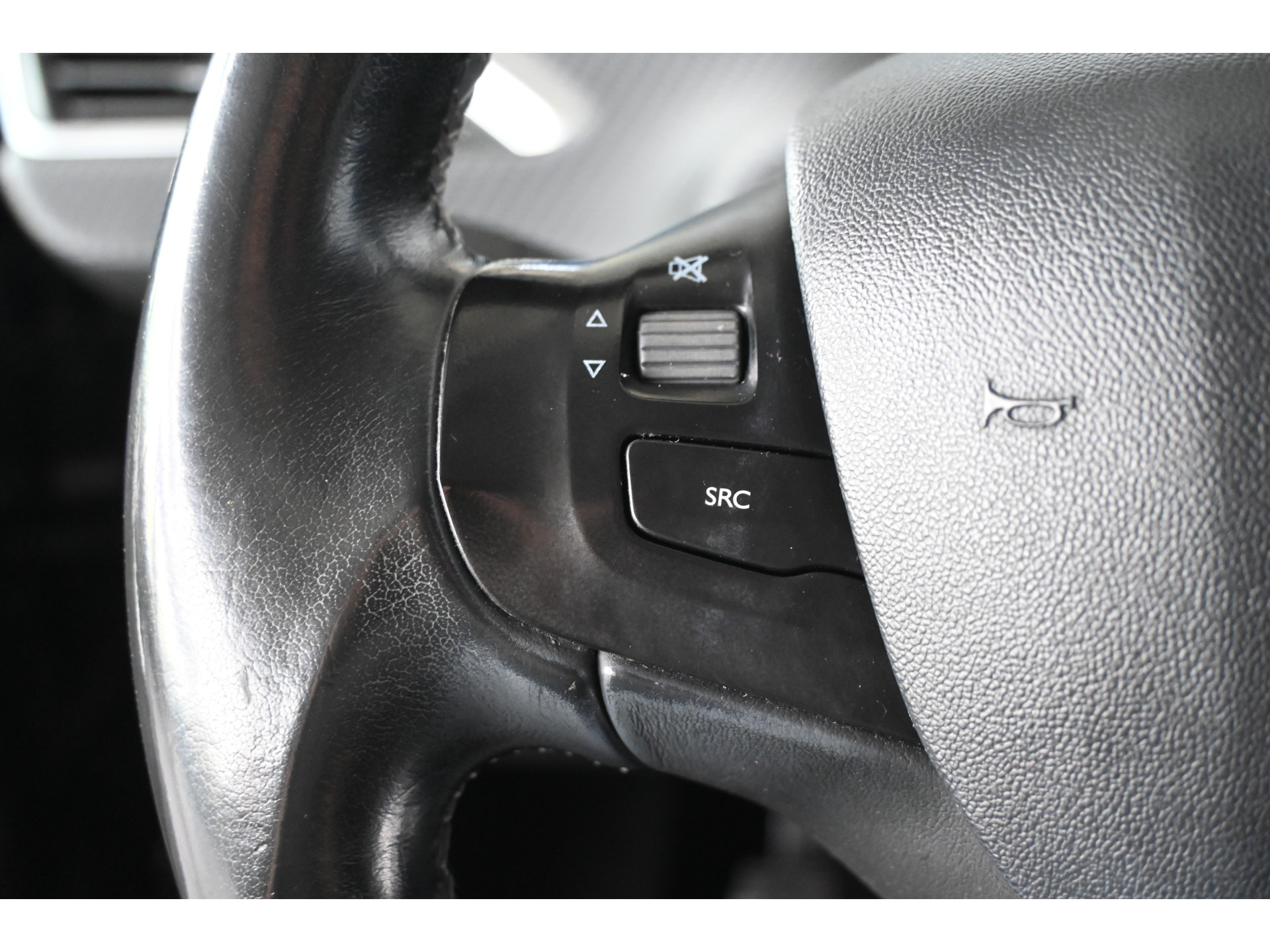 Peugeot 2008 1.6 e-HDi Blue Lease Executive Nap! Clima Navigatie Cruise control Lichtmetaal 100% Onderhouden! Inruil Mogelijk!