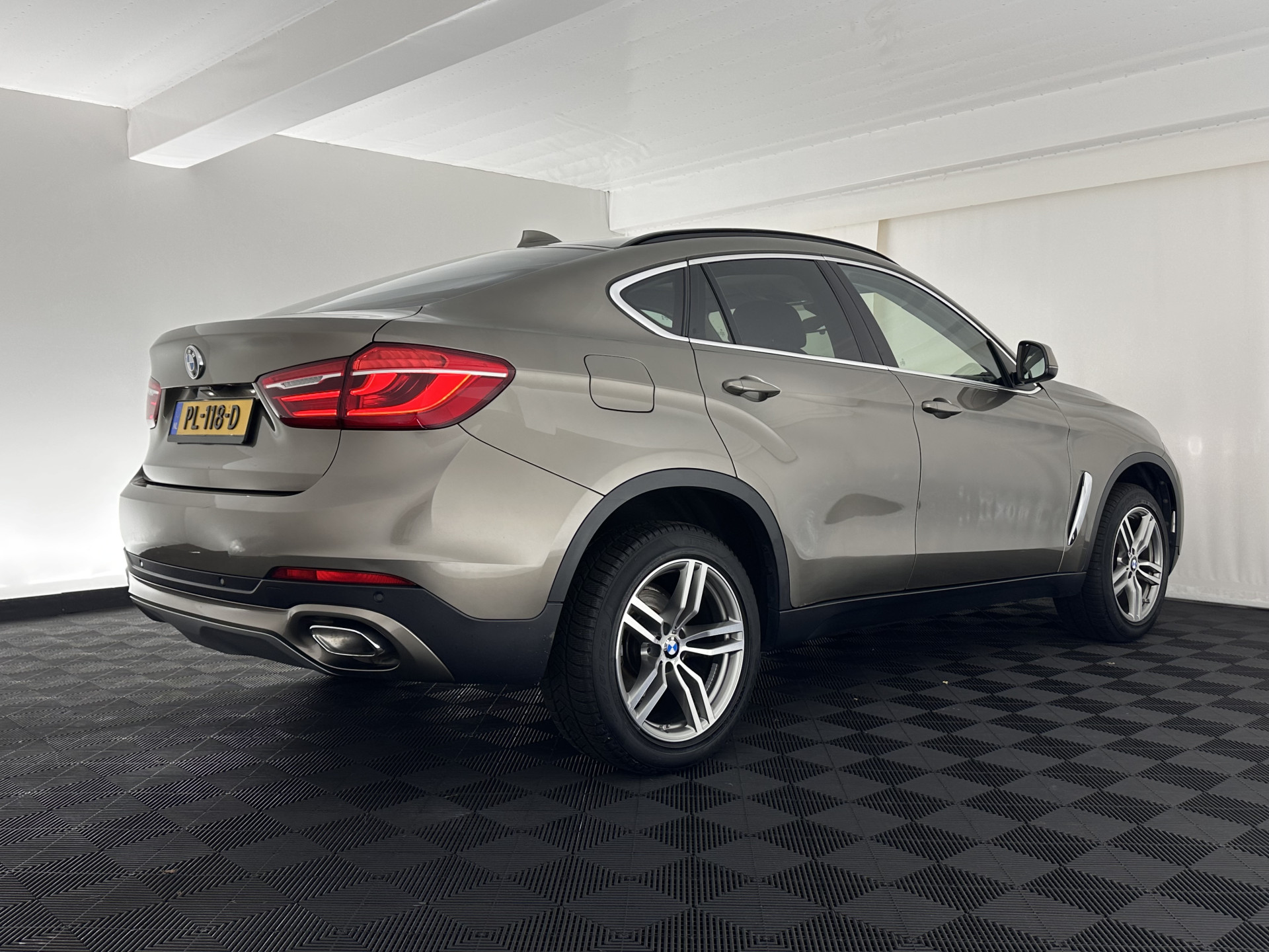 BMW X6 xDrive30d High Executive (INCL-BTW) Aut. *PANO | LEATHER | FULL-LED | HARMAN/KARDON | BLINDSPOT | MEMORY-PACK | DIGI-COCKPIT | HEATED-COMFORTSEATS | NAVI-FULLMAP | PRIVACYGLASS | HEAD-UP | ADAPTIVE-CRUISE | 19"ALU*