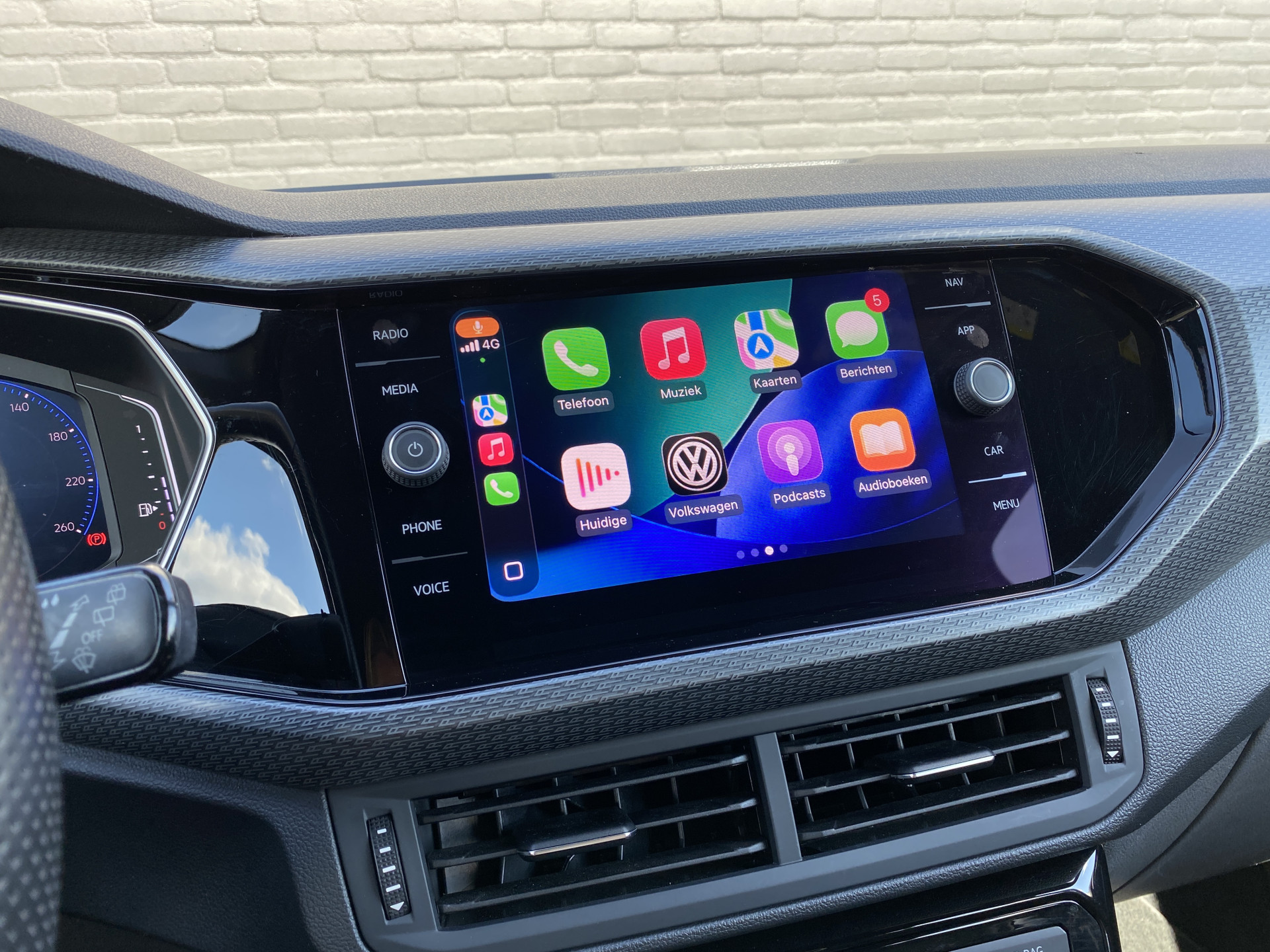 Volkswagen T-Cross 1.0 TSI R Line 116 pk | dealer onderh. | virtual cockpit | navigatie | camera | stoelverwarming | apple carplay | keyless go