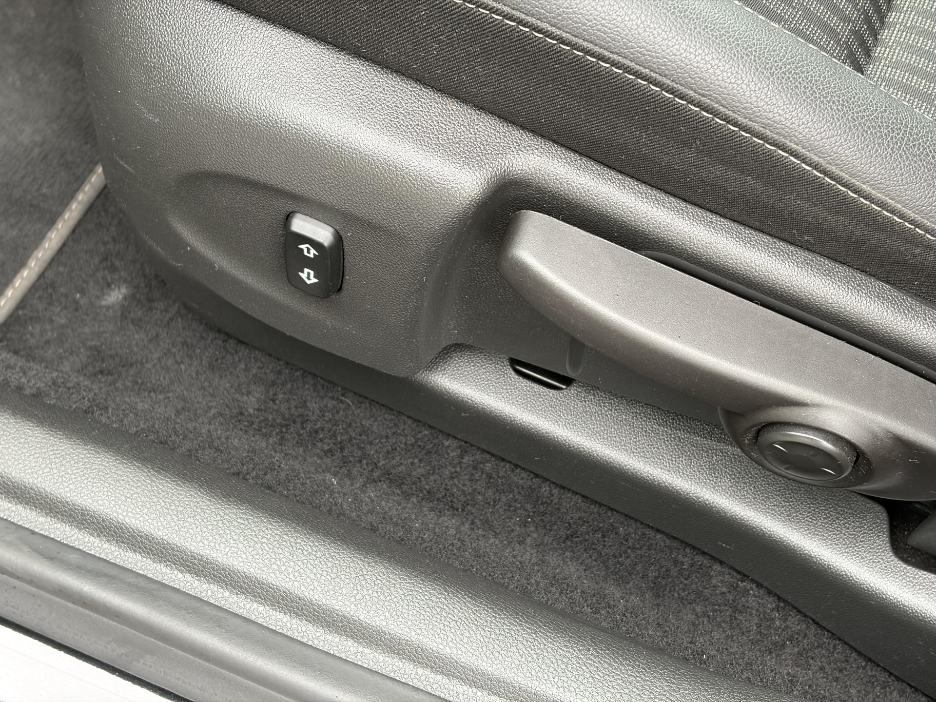 Opel Astra 1.2 Business Elegance 2e Eigenaar l Navi l Camera l Carplay l Keyless l Trekhaak l 110pk l Pdc V+A l Halfleder l 6 Bak l N.A.P l | Lm velgen l Rijstrooksensor l Apk tot 07-2027