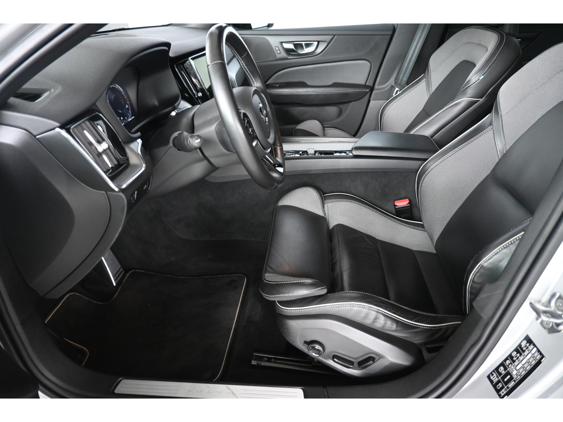 Volvo V60 2.0 B4 R-Design Navigatie Carplay Stoel/Stoelverwarming Virtual Goed Onderhouden! Inruil Mogelijk!