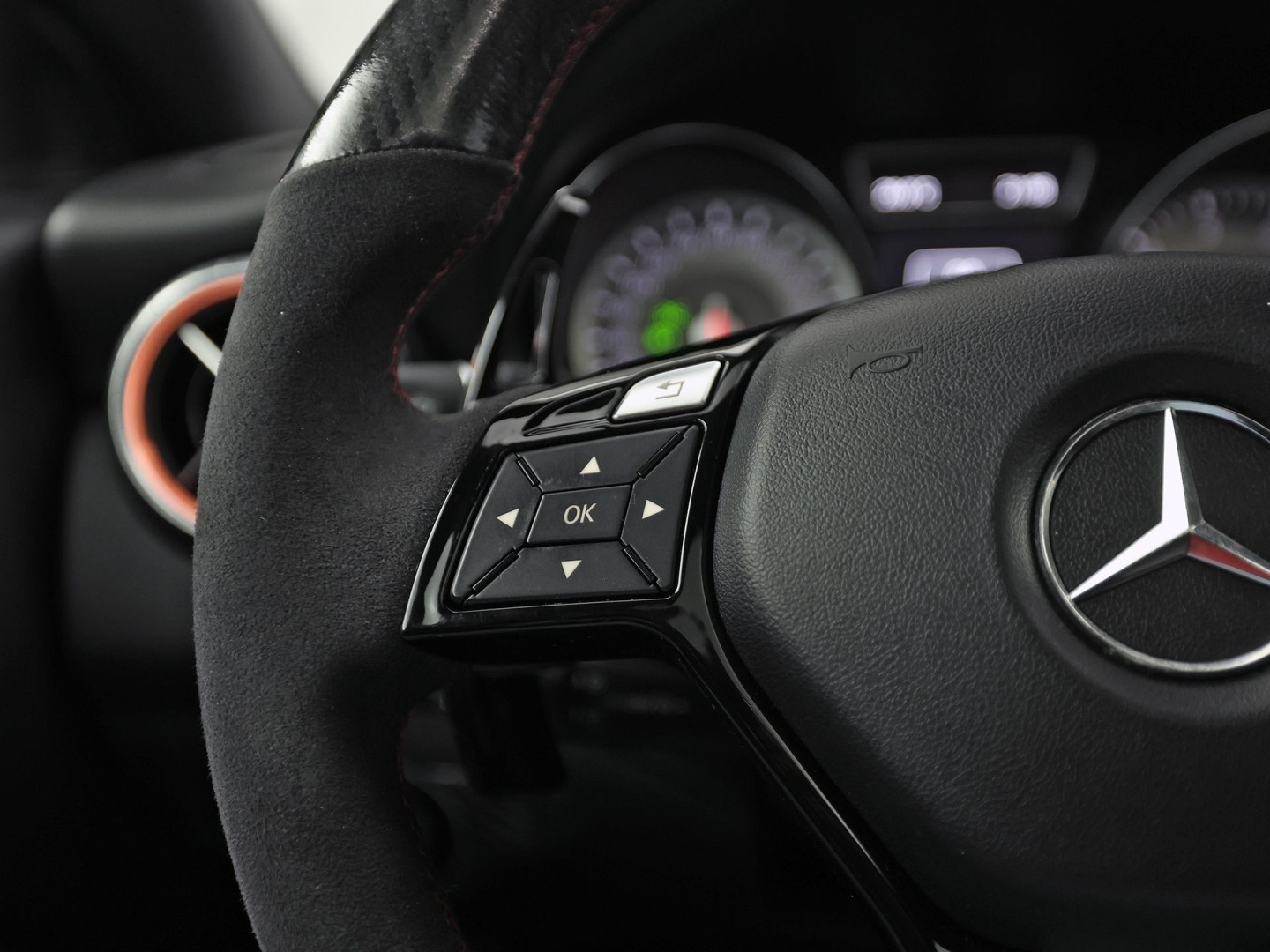 Mercedes-Benz CLA-Klasse 250 AMG Sport 211Pk Automaat (PANORAMADAK, STERRENHEMEL, NAVIGATIE, RODE GORDELS, LEDER/ALCANTARA, STOELVERWARMING, SPORTSTOELEN, GETINT GLAS, CRUISE, NIEUWSTAAT)