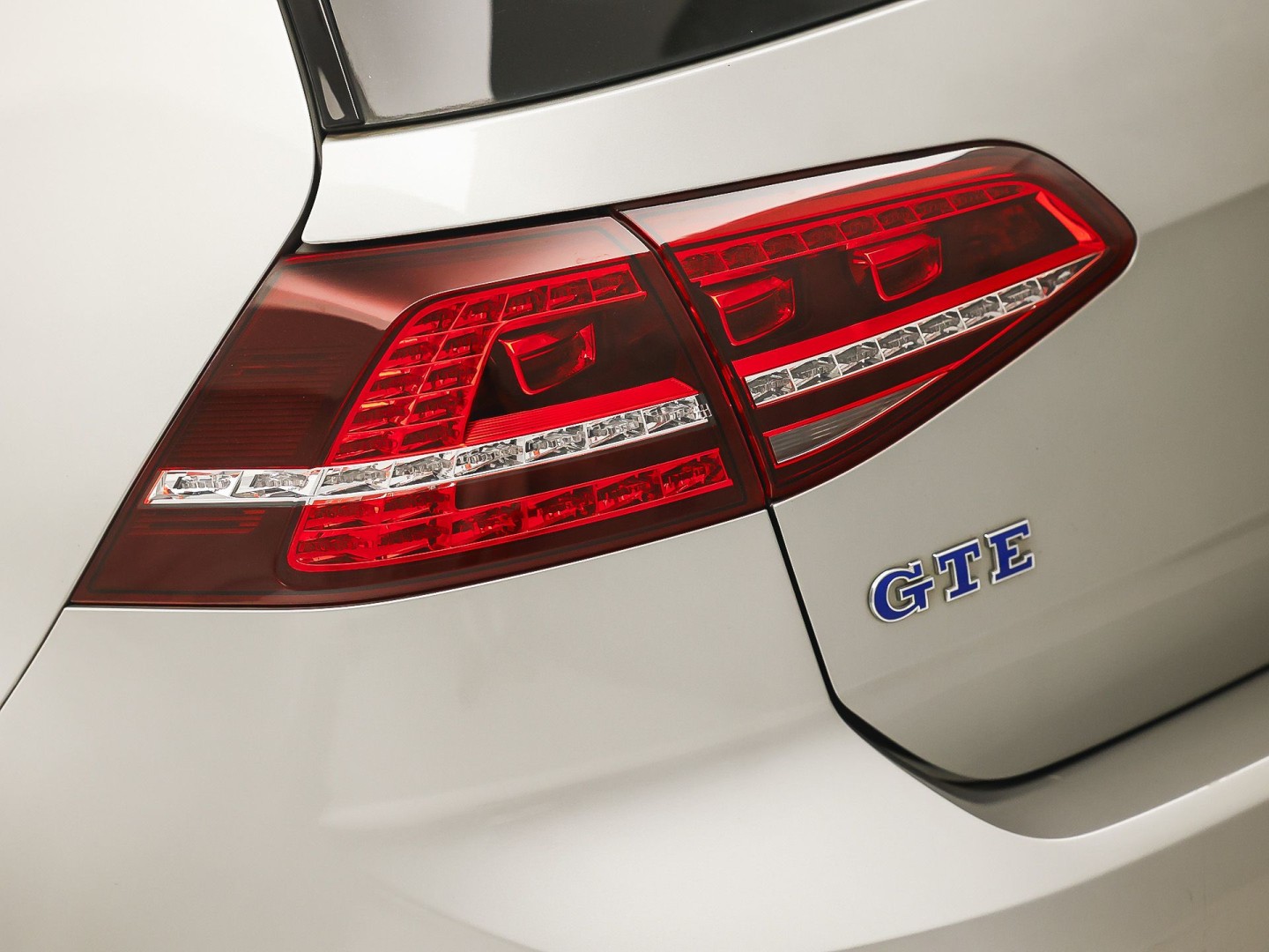 Volkswagen Golf 1.4 TSI GTE 204Pk Automaat (APPLE CARPLAY, NAVIGATIE, SOH 79,4%, CLIMATE, STOELVERWARMING, SPORTSTOELEN, GETINT GLAS, LED KOPLAMPEN, CRUISE, NIEUWSTAAT)