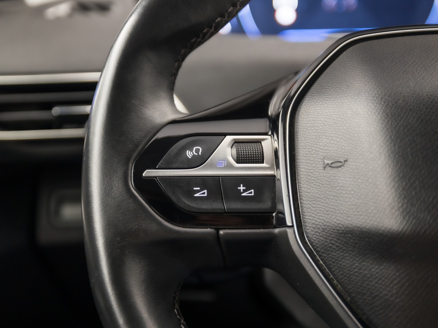 Peugeot 3008 1.2 PureTech Allure Sport (APPLE CARPLAY, GROOT NAVI, 360 CAMERA, DRIVE MODE, GETINT GLAS, SPORTSTOELEN, LEDER, TREKHAAK, CRUISE, NIEUWSTAAT)