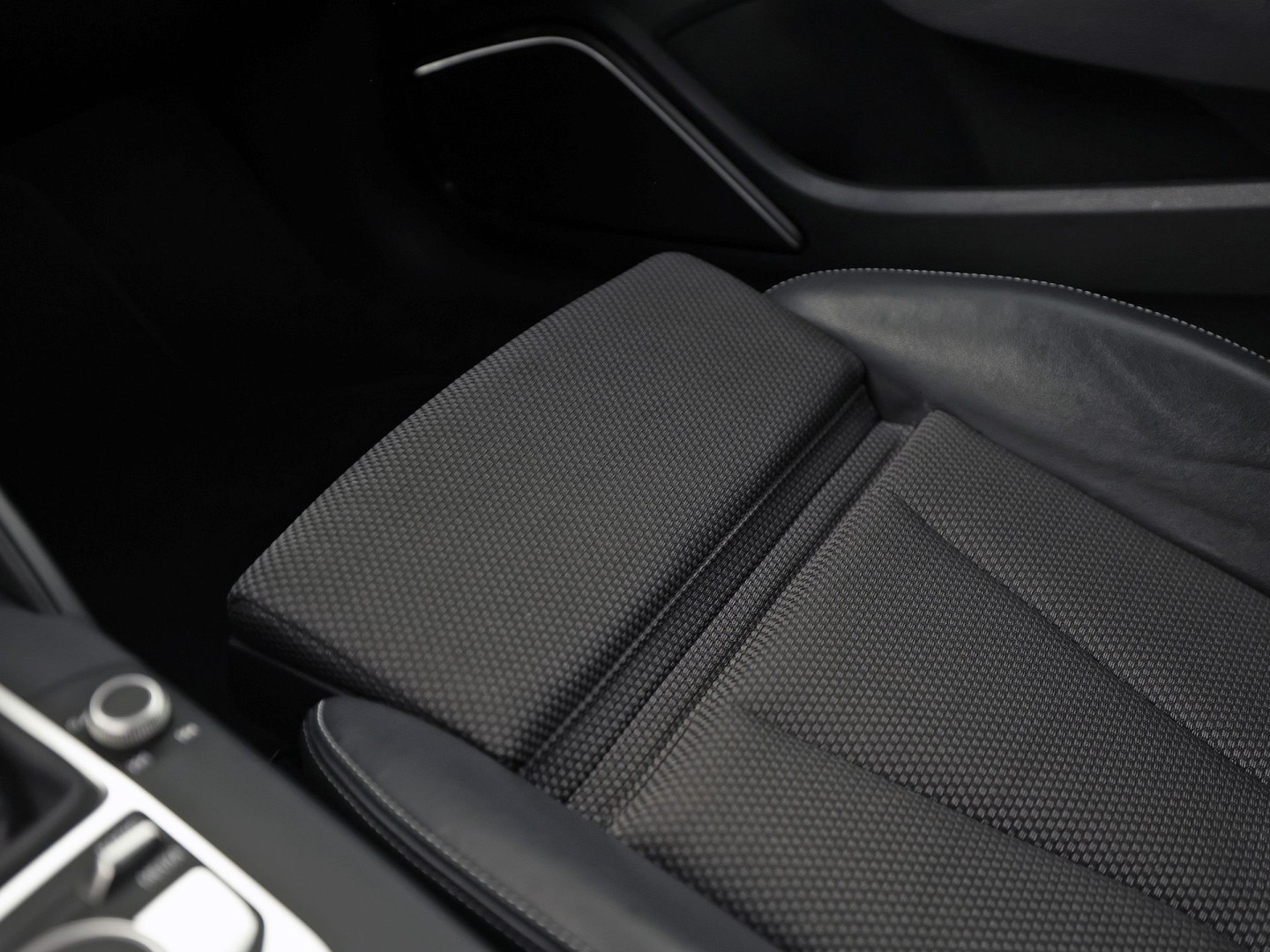 Audi A3 Limousine 1.4 TFSI S-Line Sport 150Pk (2X S-LINE, GROOT NAVI, BANG&OLUFSEN, KEYLESS, AFGEVLAKT STUUR, STOELVERWARMING, PARKEERSENSOREN, SPORTSTOELEN, LM VELGEN, NIEUWE APK)