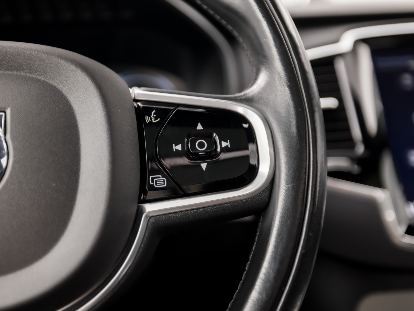 Volvo XC90 2.0 T8 Twin Engine AWD R-Design 7 Persoons 408Pk Automaat (PANORAMADAK, 1e EIGENAAR, LUCHTVERING, APPLE CARPLAY, BOWERS&WILKINS, HEAD-UP DISPLAY, STUUR/STOELVERWARMING, CAMERA, ELEK ACHTERKLEP, NIEUWSTAAT)