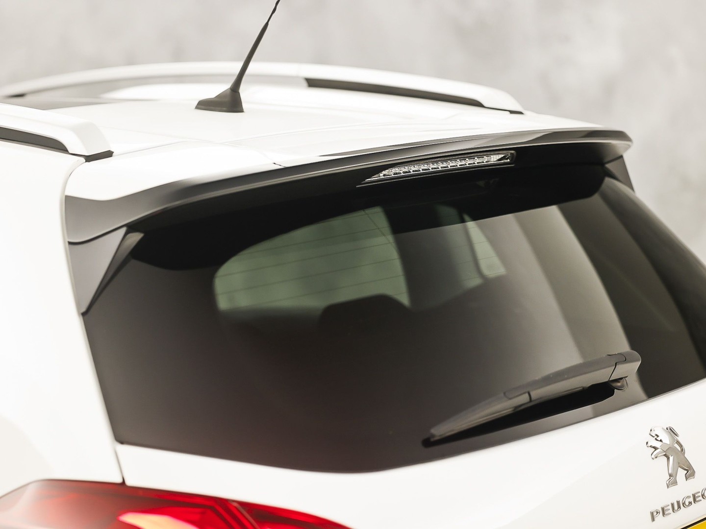 Peugeot 2008 1.2 PureTech Sport (PANORAMADAK, APPLE CARPLAY, NAVIGATIE, LM VELGEN, SPORTSTOELEN, PARKEERSENSOREN, CRUISE, NIEUWSTAAT)
