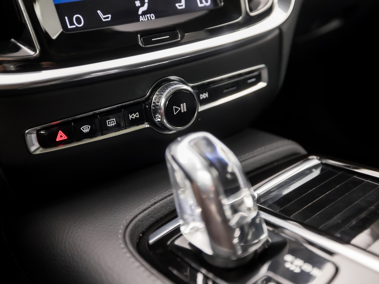Volvo V60 2.0 T8 Twin Engine AWD Inscription 391Pk Automaat (PANORAMADAK, GROOT NAVI, MEMORY SEATS, GETINT GLAS, STUUR/STOELVERWARMING, CAMERA, TREKHAAK, ELEK ACHTERKLEP, NIEUWSTAAT)
