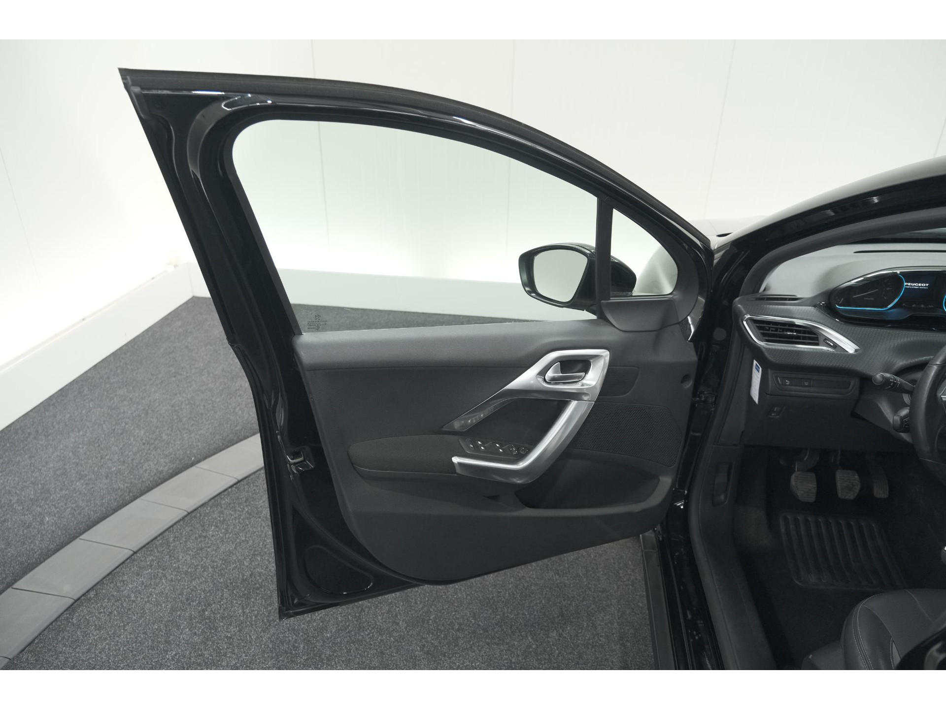 Peugeot 2008 PureTech 110 Allure | Panoramadak | Navigatie | Camera | Parkeersensoren