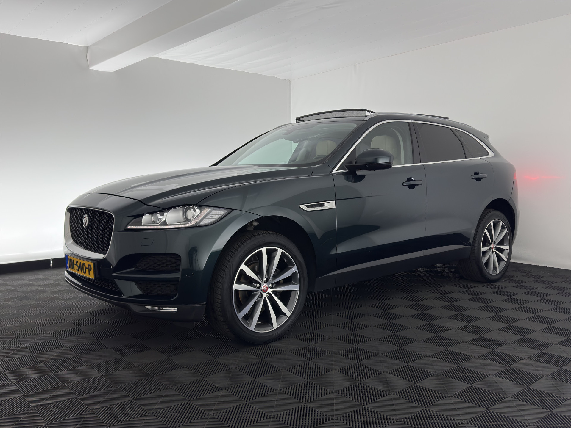 Jaguar F-PACE 2.0 Portfolio AWD 20d Aut. *PANO | DIGI-COCKPIT | XENON | LEATHER | KEYLESS | MERIDIAN-SOUND | NAVI-FULLMAP | ECC | PDC | CRUISE | 19''ALU*