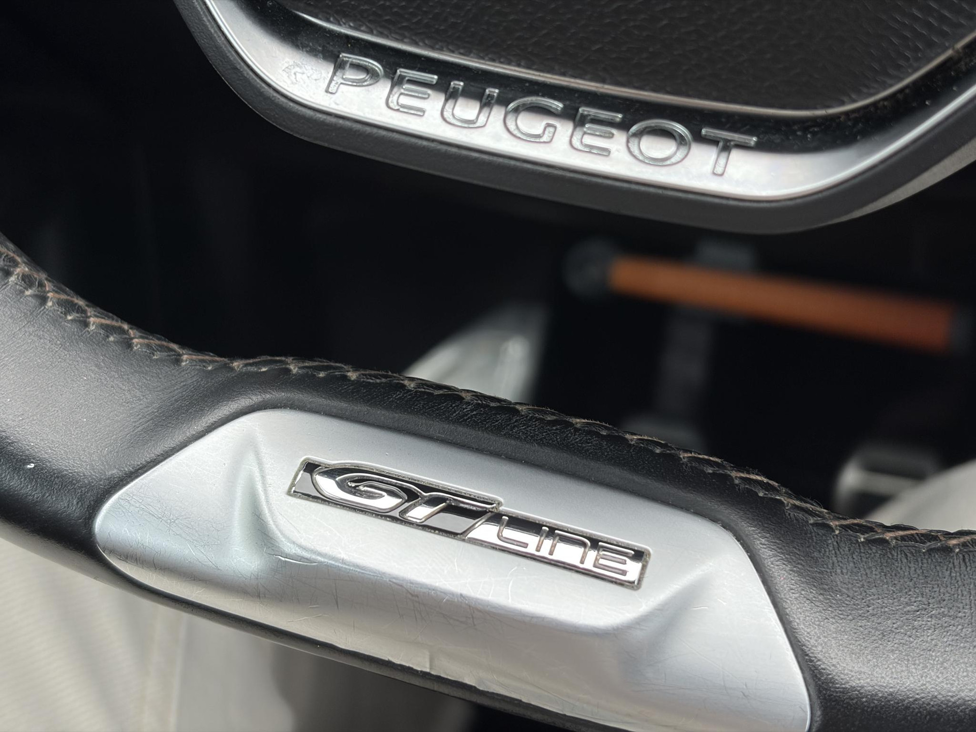 Peugeot 3008 1.2 PureTech GT Line ✓D-riem vv in 2026✓1e Eigenaar✓360 ° Camera✓Pano✓Massage stoel✓Draadloze telefoonlader✓Carplay✓Stoelvw✓Keyless✓Leder✓Navi✓Pdc V+A✓6 Bak✓Dealer Onderhouden✓Rijstrooksensor✓Dodehoeksensor✓19'' Lmv✓N.A.P✓Apk tot 09-2027