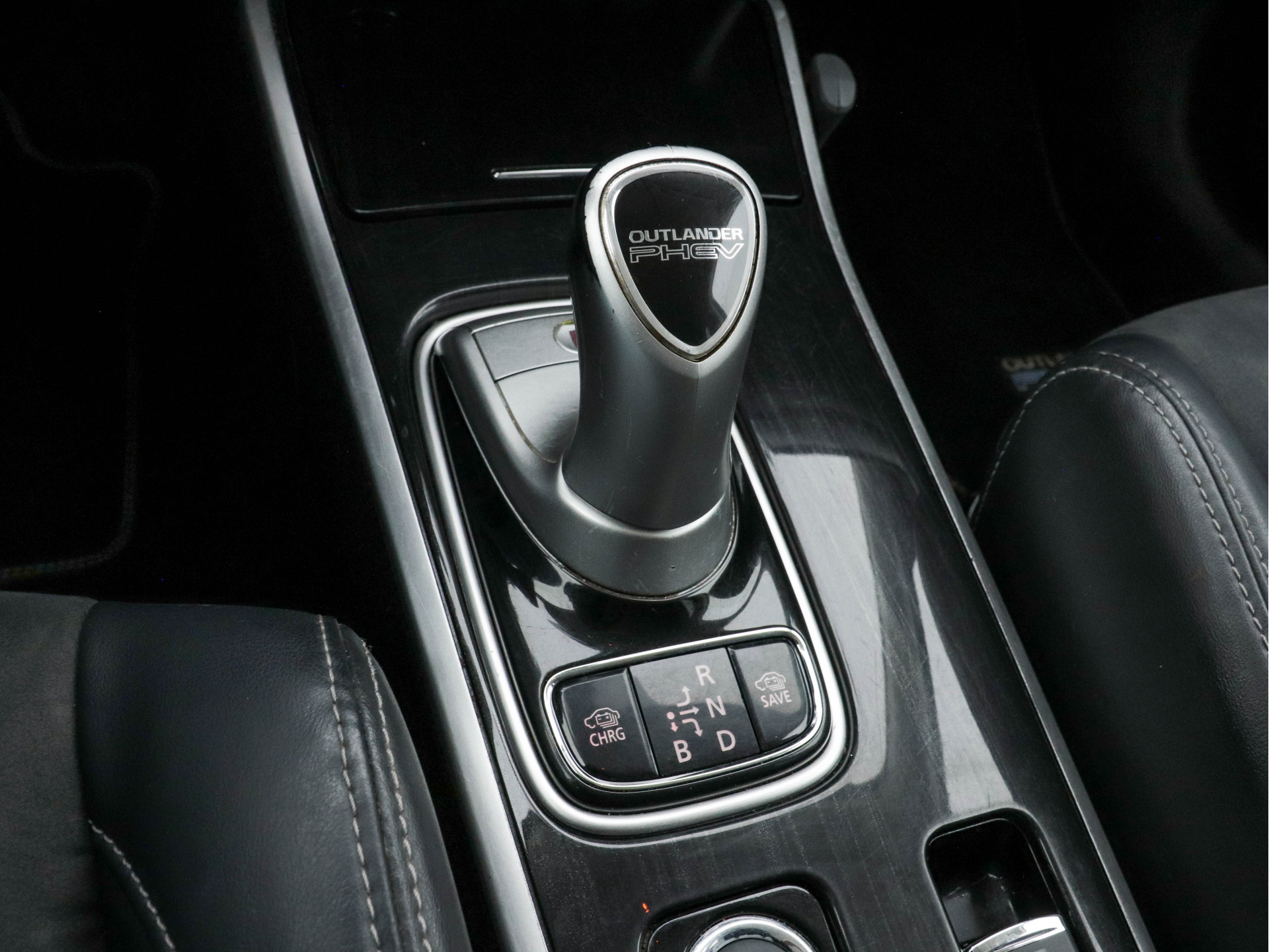 Mitsubishi Outlander 2.0 Plug-in Hybrid AWD (INCL-BTW)  *MICROFIBRE-LEATHER | NAVI-FULLMAP | KEYLESS | DAB | CAMERA | ECC | CRUISE | CARPLAY | PRIVACY-GLASS | TOWBAR | SHIFT-PADDLES | 16"ALU*