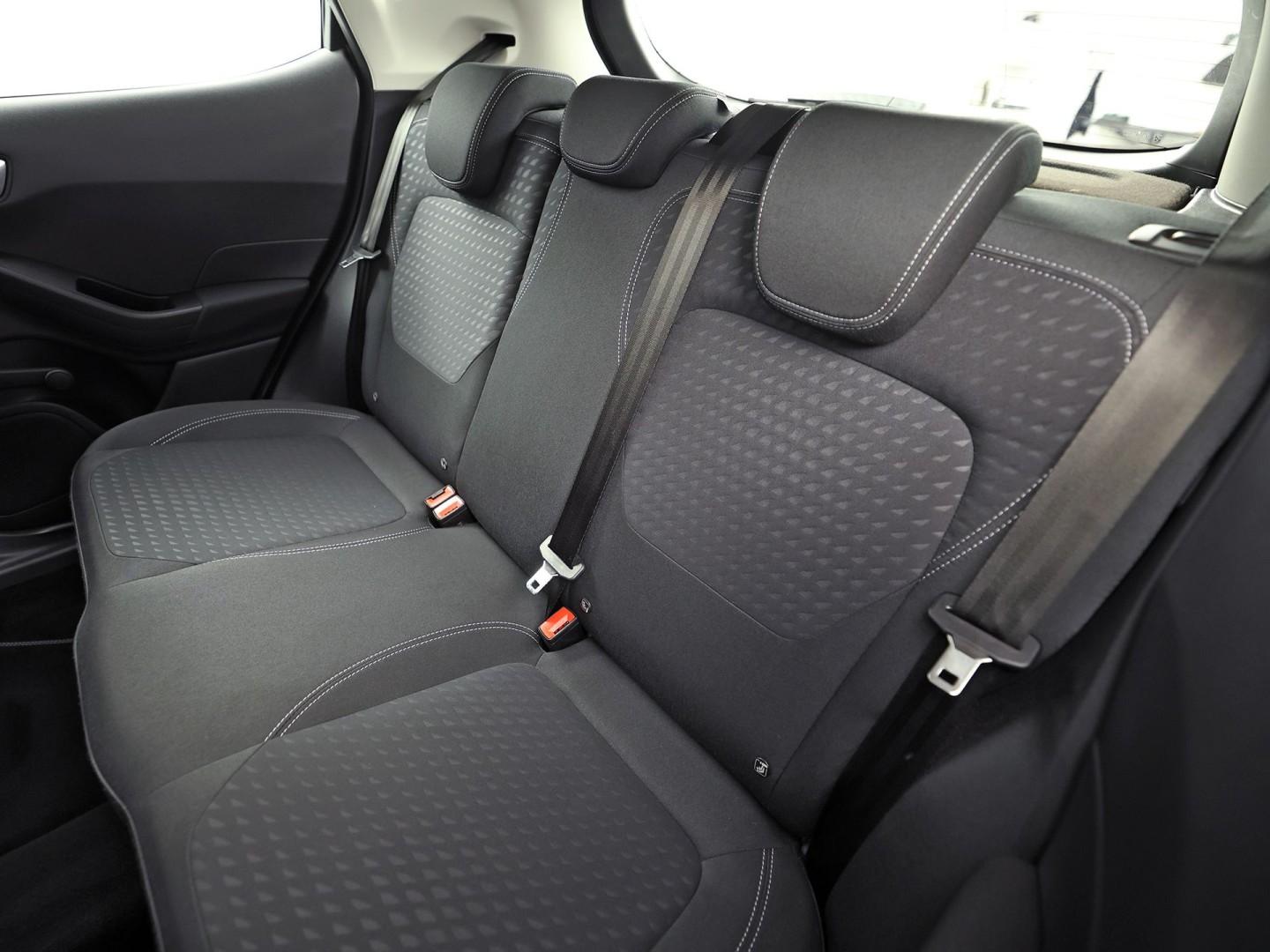Ford Fiesta 1.0 EcoBoost Titanium Sport (APPLE CARPLAY, GROOT NAVI, CLIMATE, CAMERA, SPORTSTOELEN, ADAPTIVE CRUISE, KEYLESS, PARKEERSENSOREN, NIEUWSTAAT)